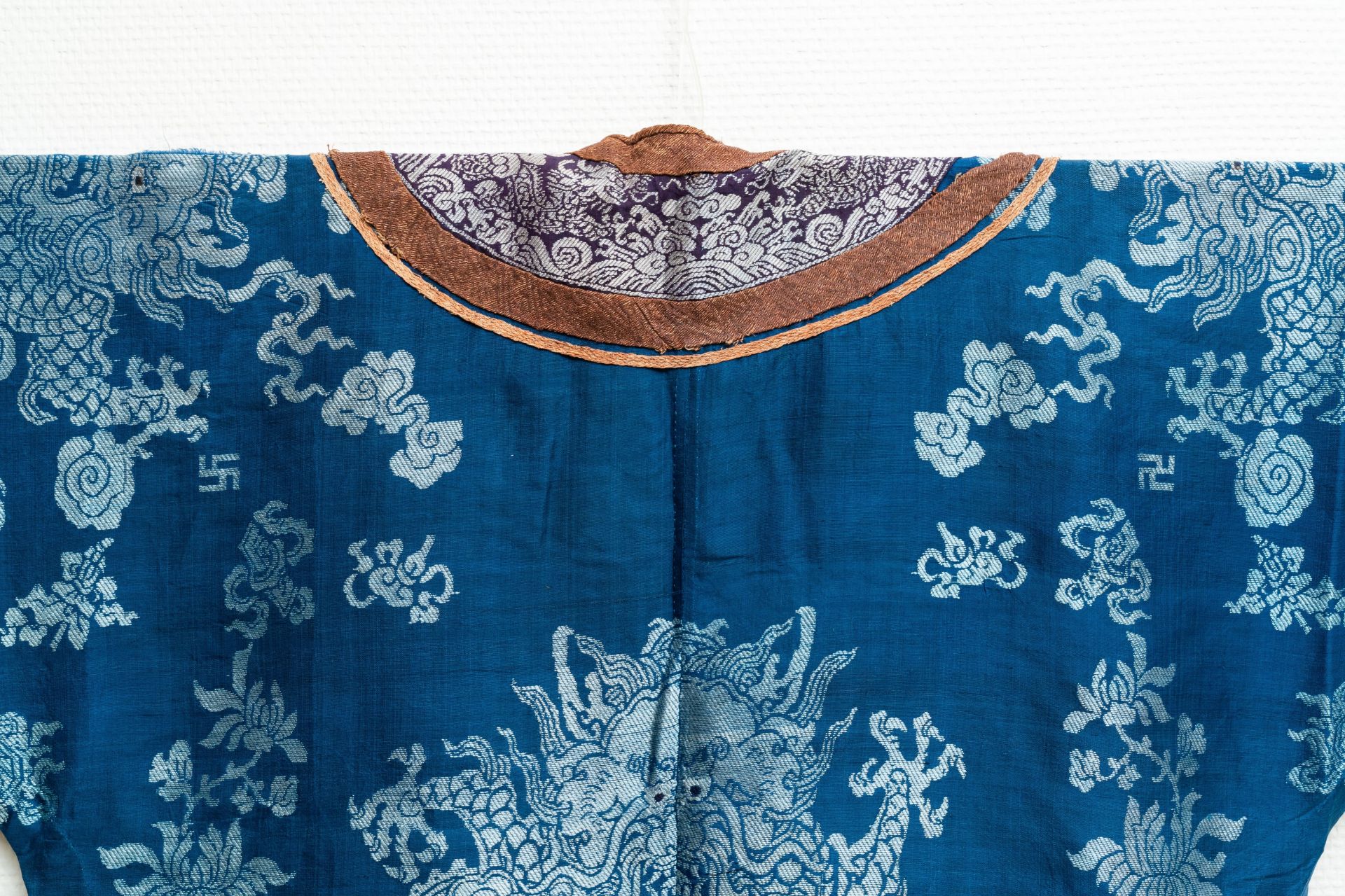 A Chinese embroidered silk summer 'dragon' robe, 19th C. - Image 3 of 13