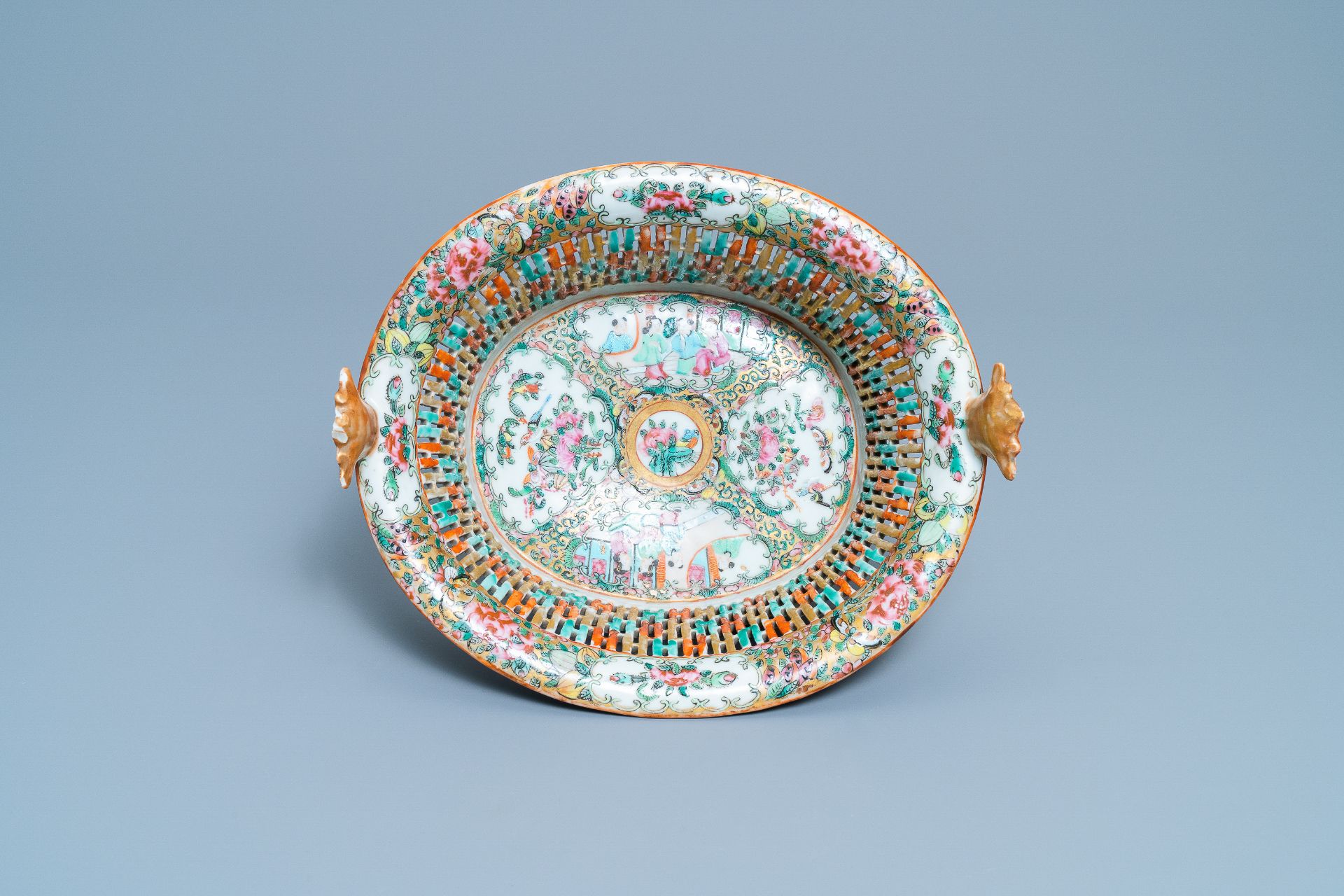 A reticulated Chinese Canton famille rose basket on stand, 19th C. - Image 9 of 10