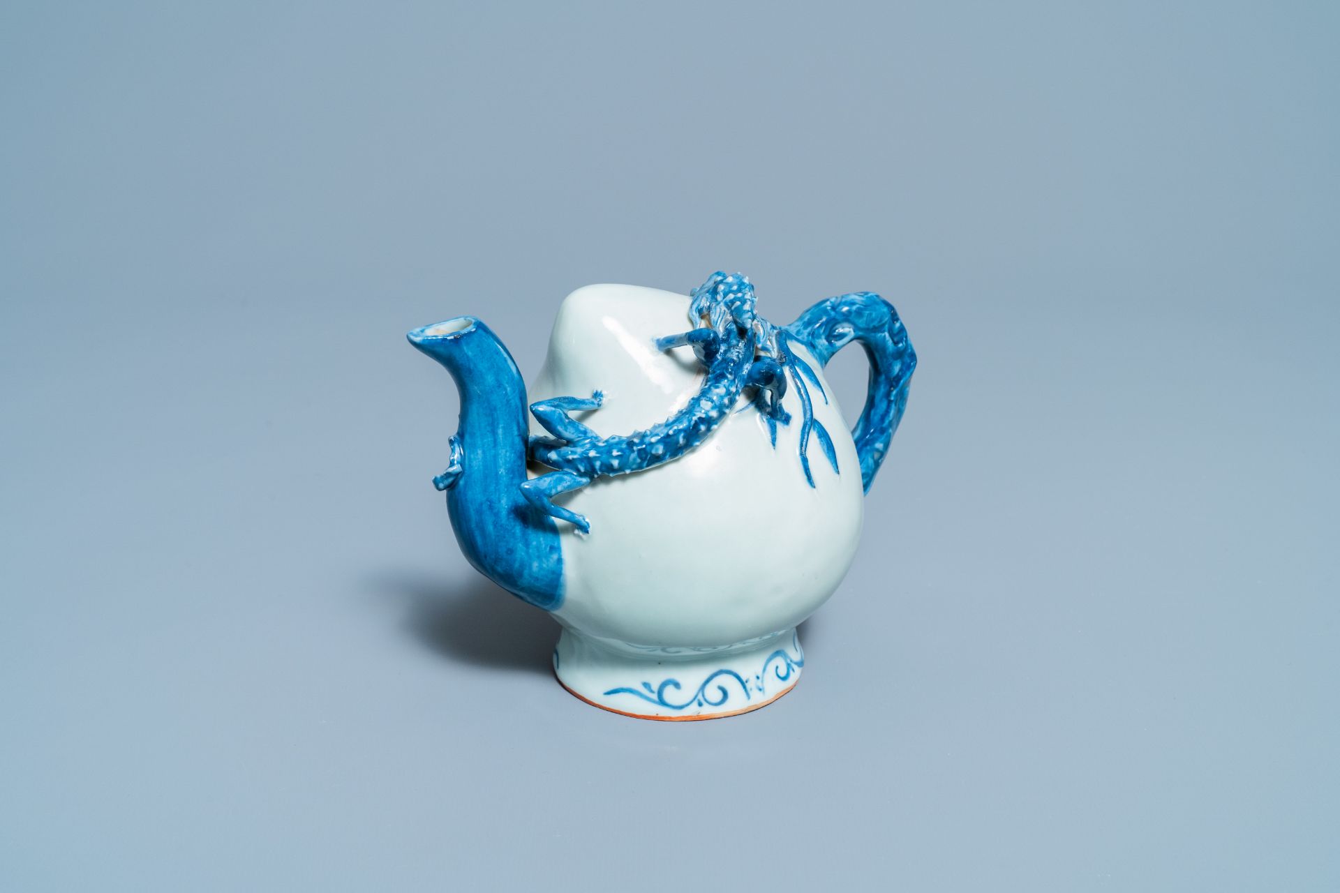 A Chinese blue and white peach-shaped cadogan teapot, 19th C.