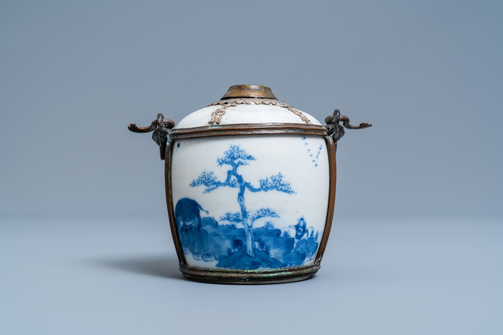 A Chinese blue and white Vietnamese market 'Bleu de Hue' water pipe, 19th C. - Image 2 of 8