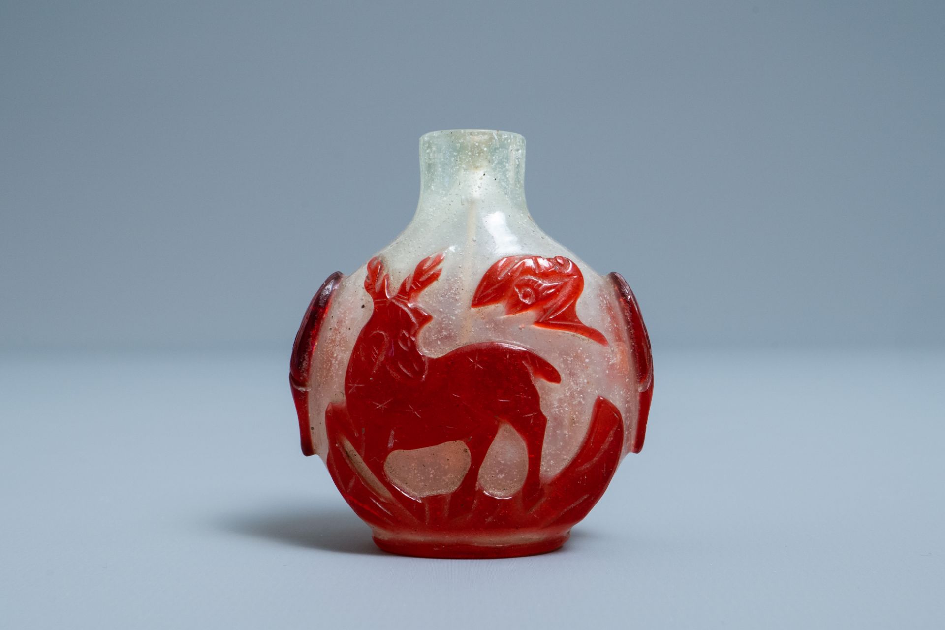 A Chinese red and white overlay glass snuff bottle, 18th C - Image 3 of 8