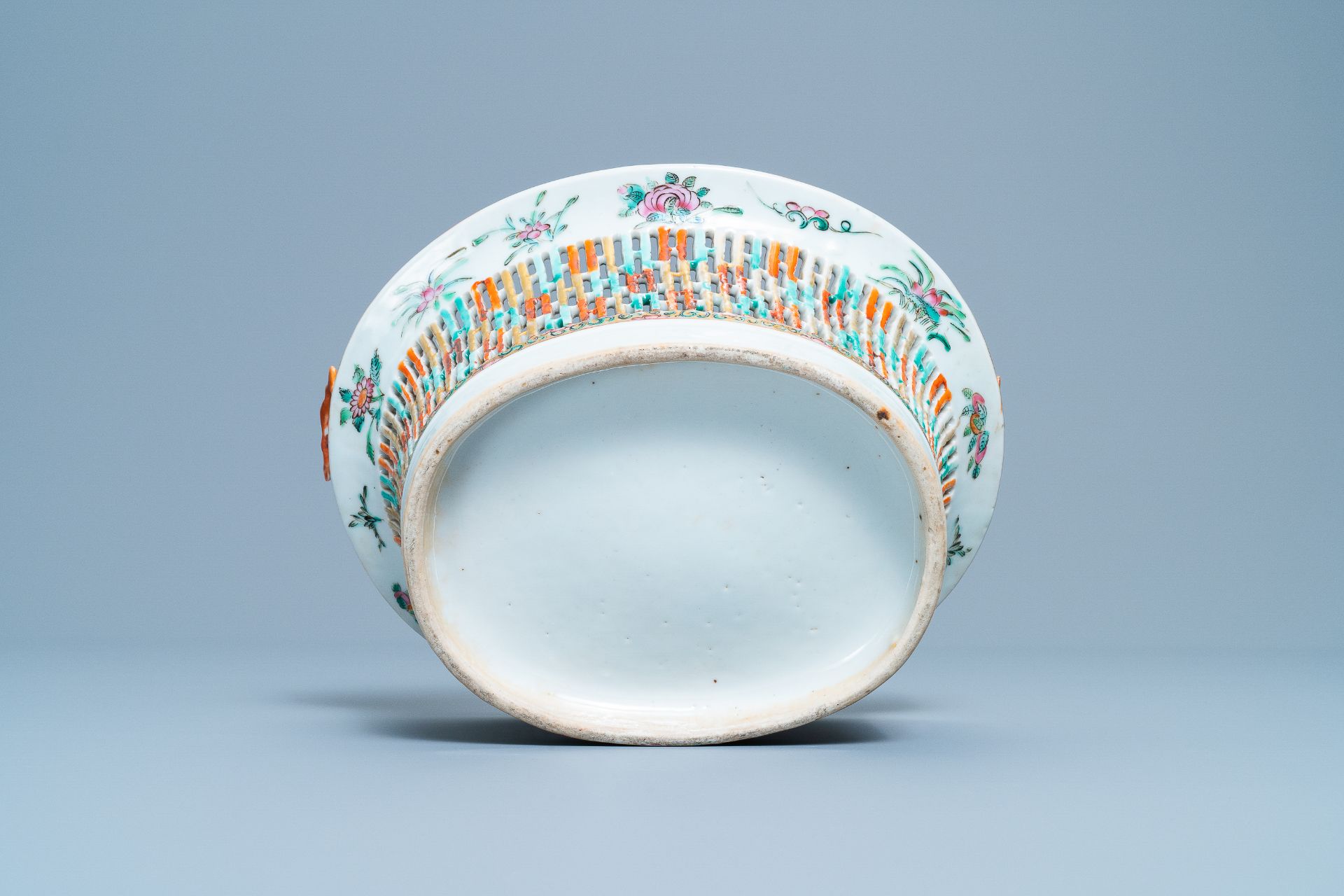 A reticulated Chinese Canton famille rose basket on stand, 19th C. - Image 10 of 10