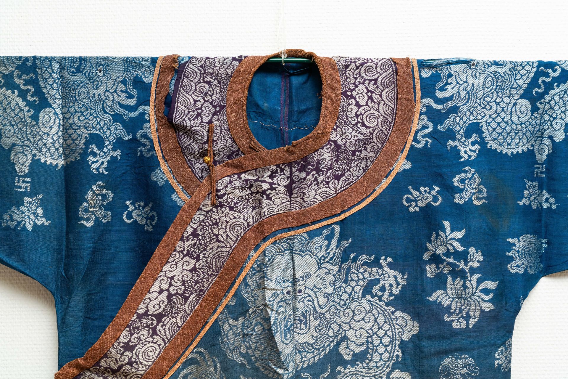 A Chinese embroidered silk summer 'dragon' robe, 19th C. - Image 8 of 13