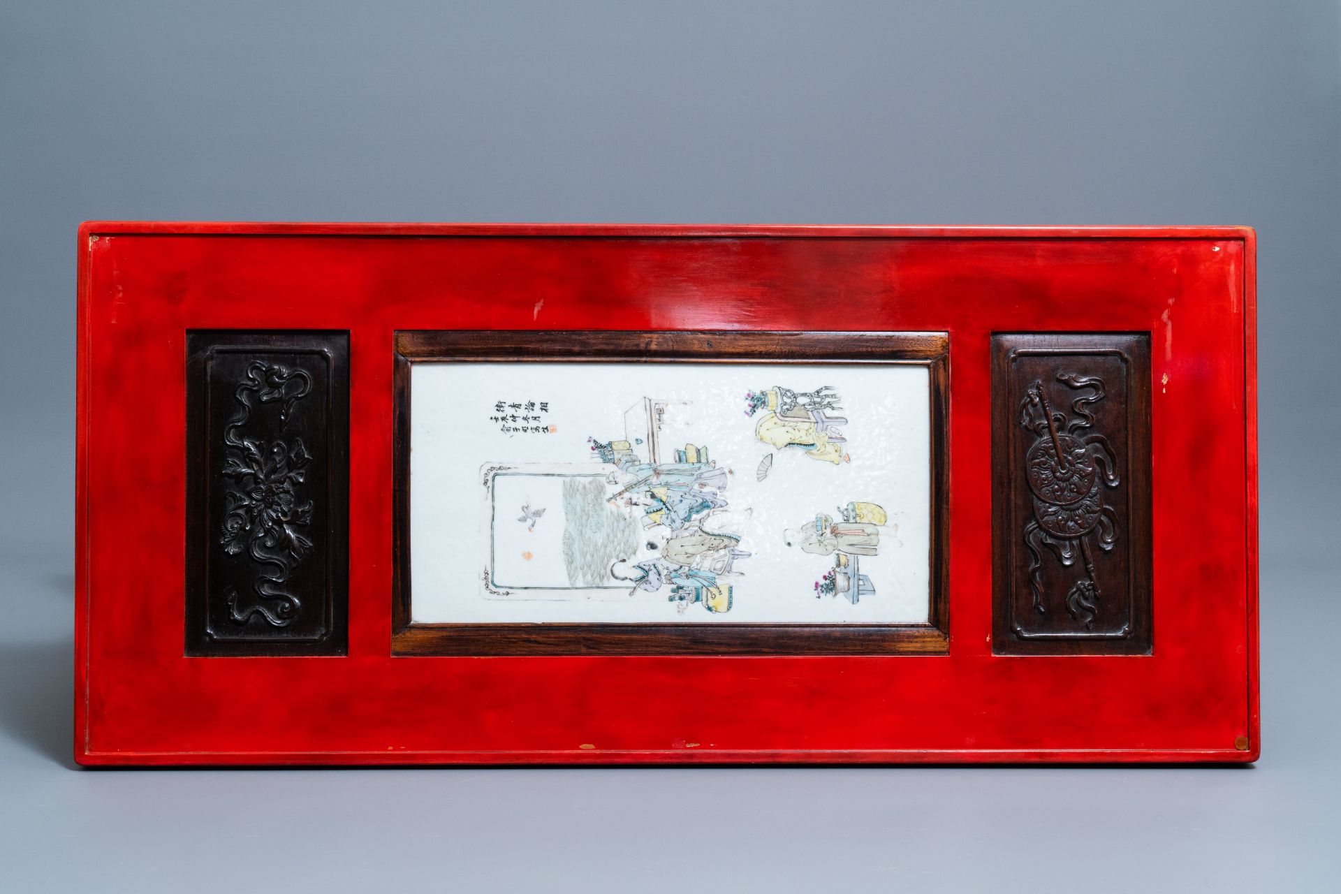 A Chinese qianjiang cai plaque mounted in a wooden table, 19/20th C. - Image 6 of 12