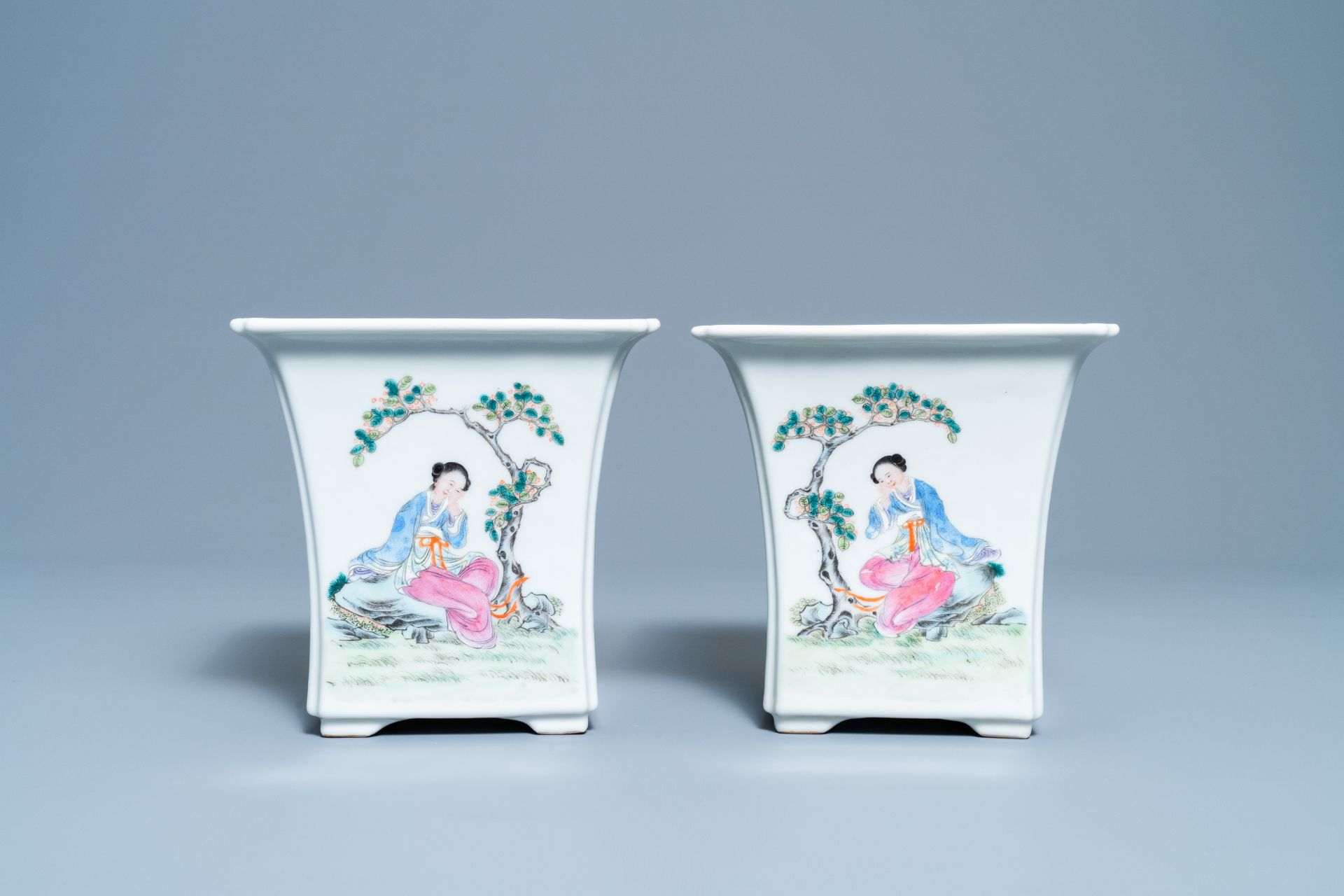 A pair of Chinese famille rose jardinières on stands, Qianlong mark, Republic - Bild 3 aus 10