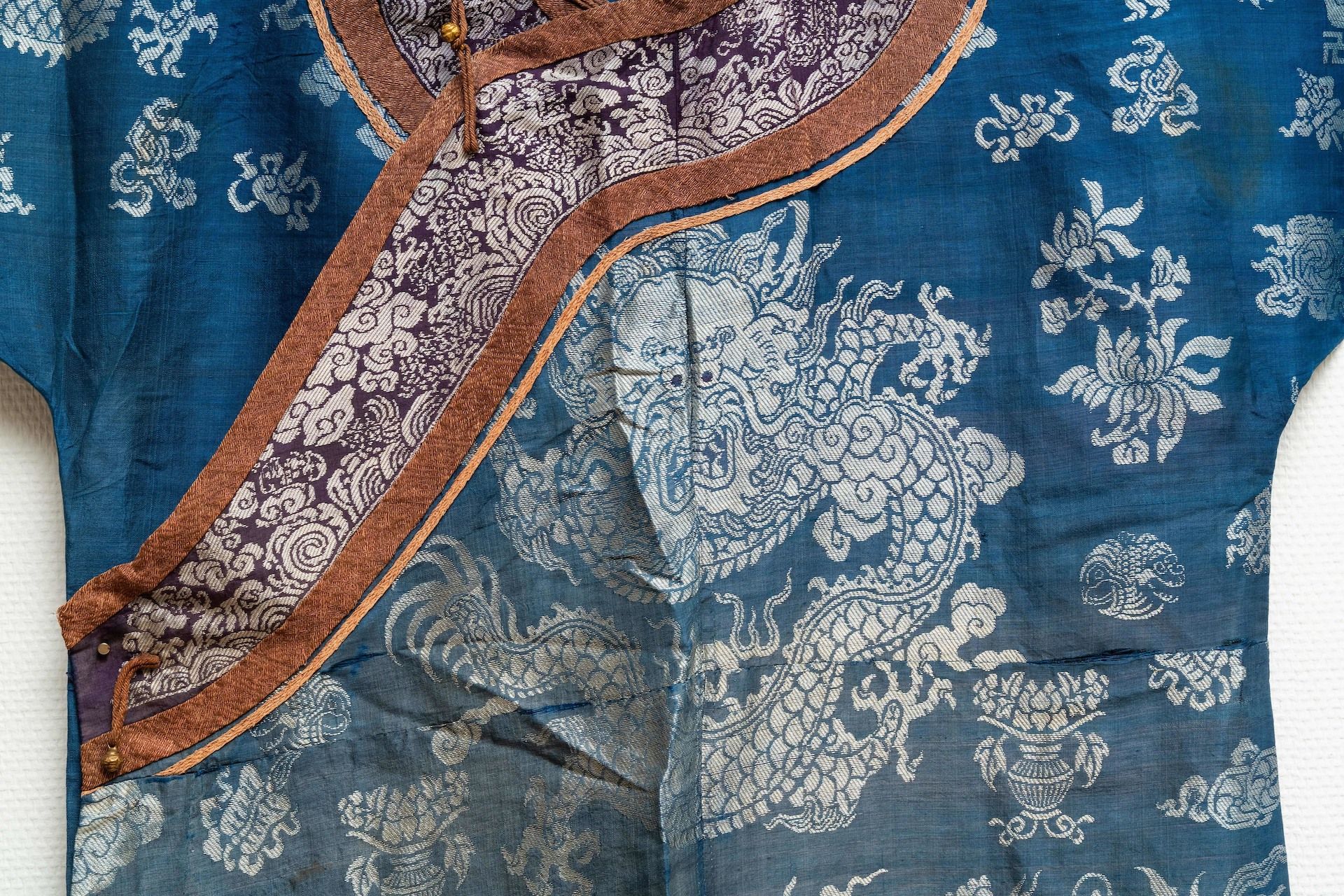 A Chinese embroidered silk summer 'dragon' robe, 19th C. - Image 11 of 13