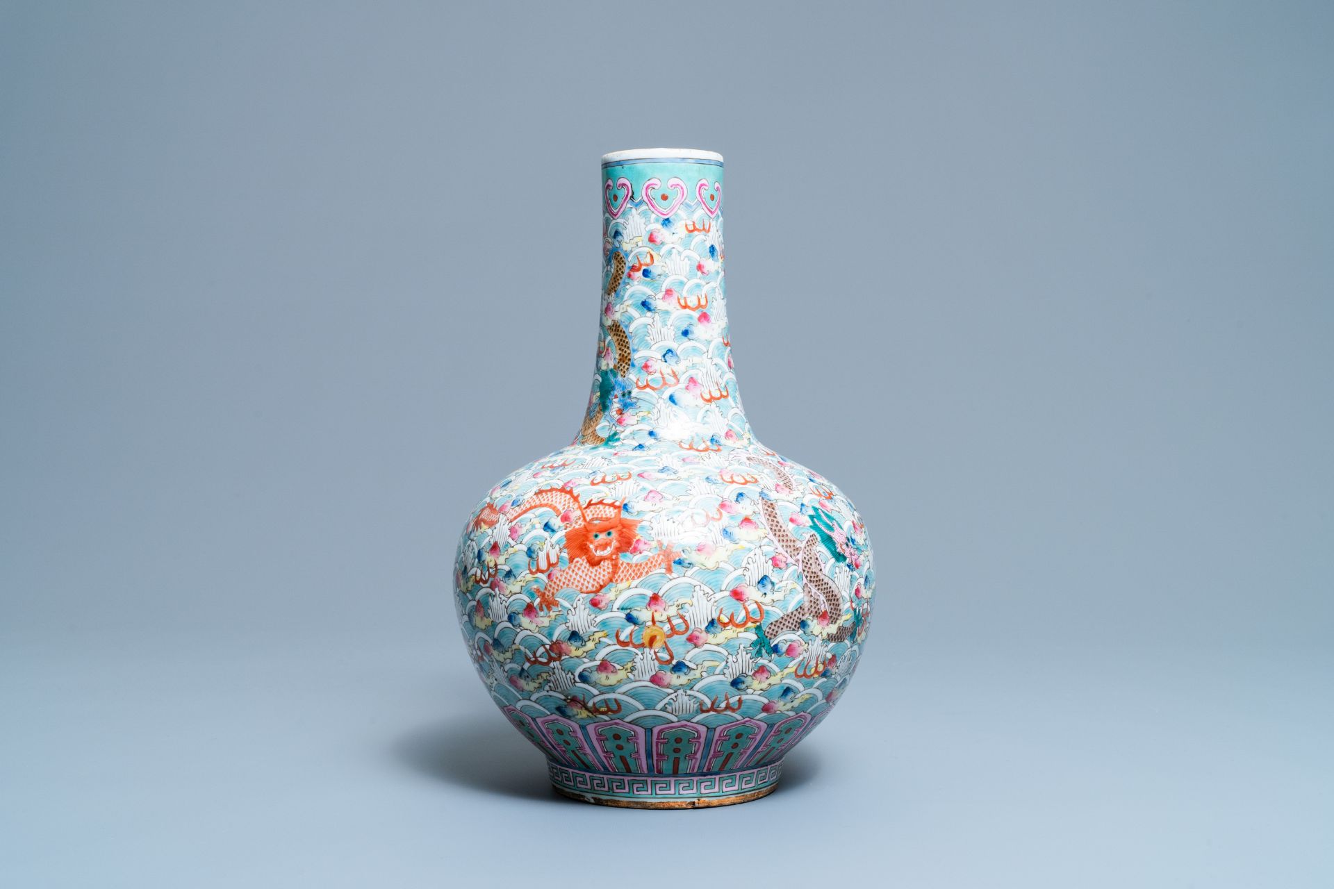 A Chinese famille rose bottle vase with dragons, 19th C. - Image 2 of 7