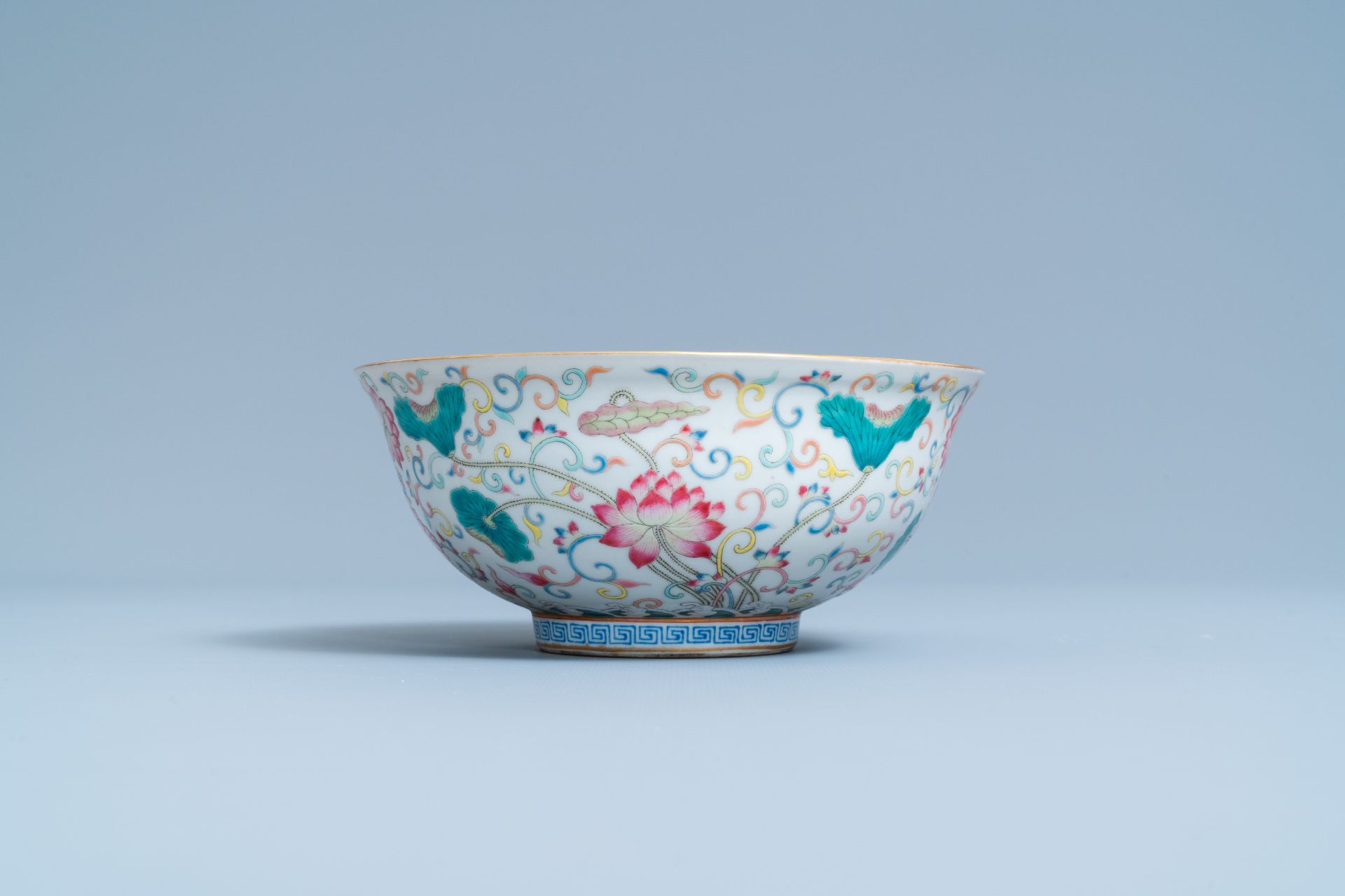 A Chinese famille rose bowl with floral design, Yongzheng mark, 19/20th C. - Image 5 of 7