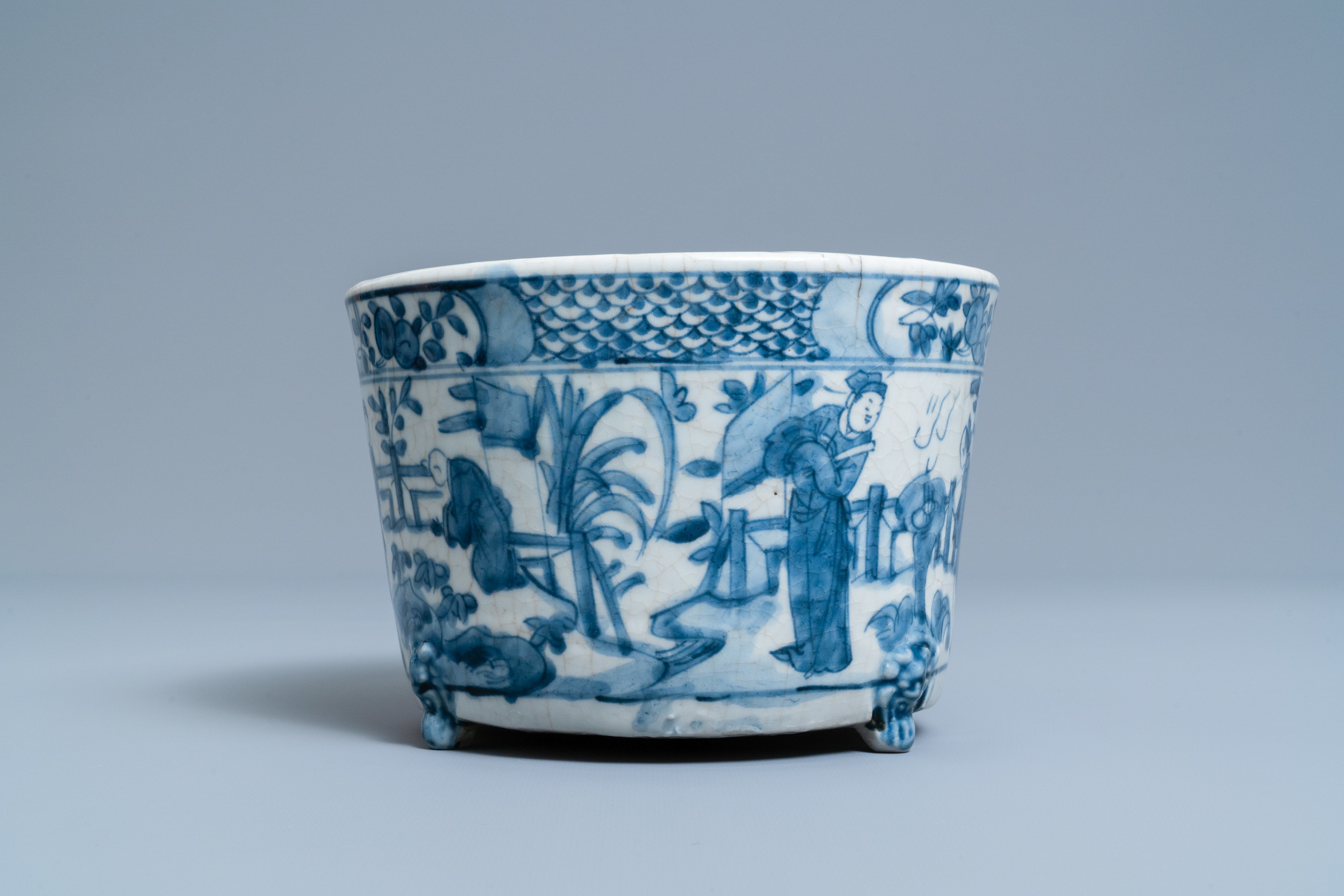 A Chinese blue and white Swatow tripod censer, Ming - Image 4 of 7
