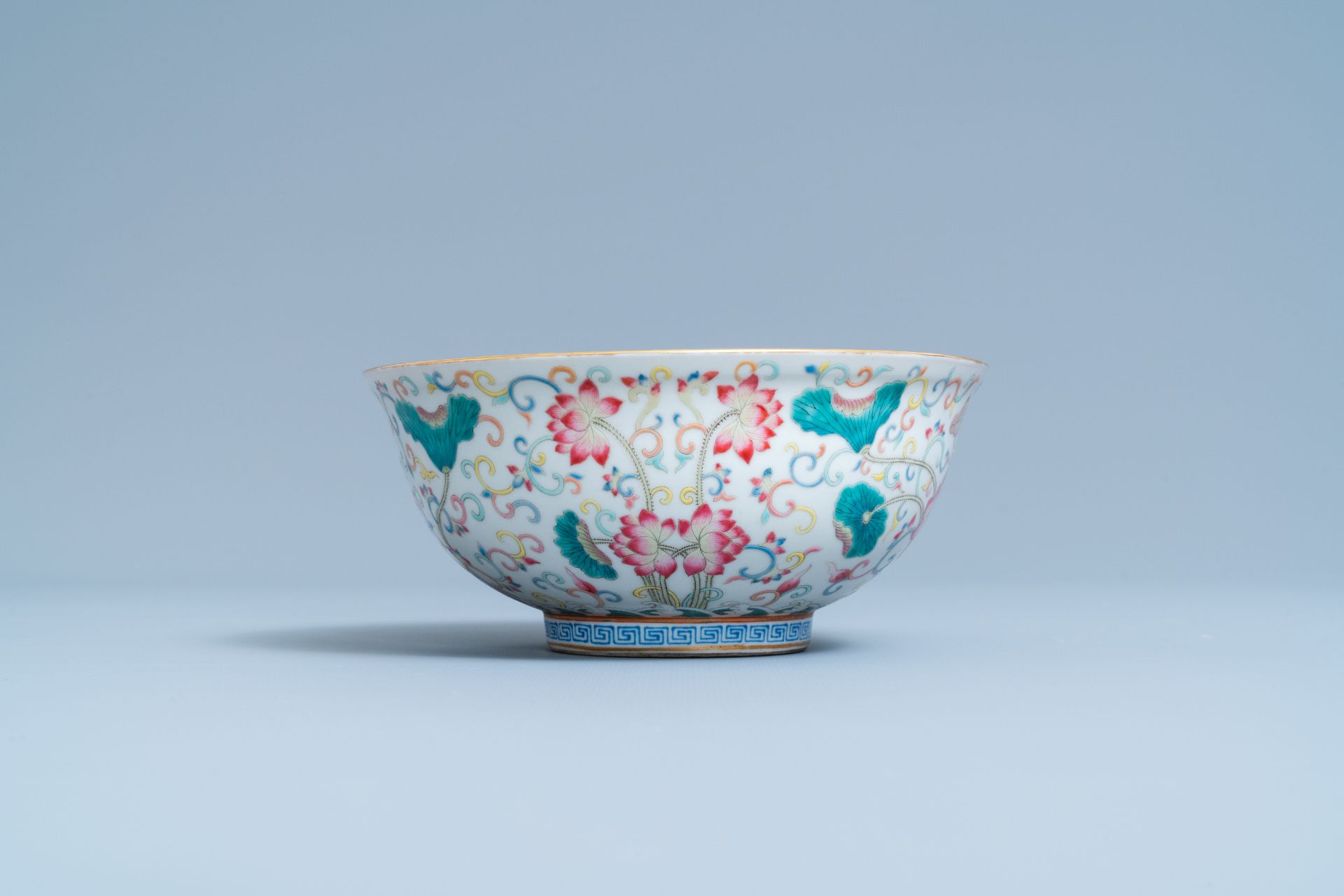 A Chinese famille rose bowl with floral design, Yongzheng mark, 19/20th C. - Image 4 of 7