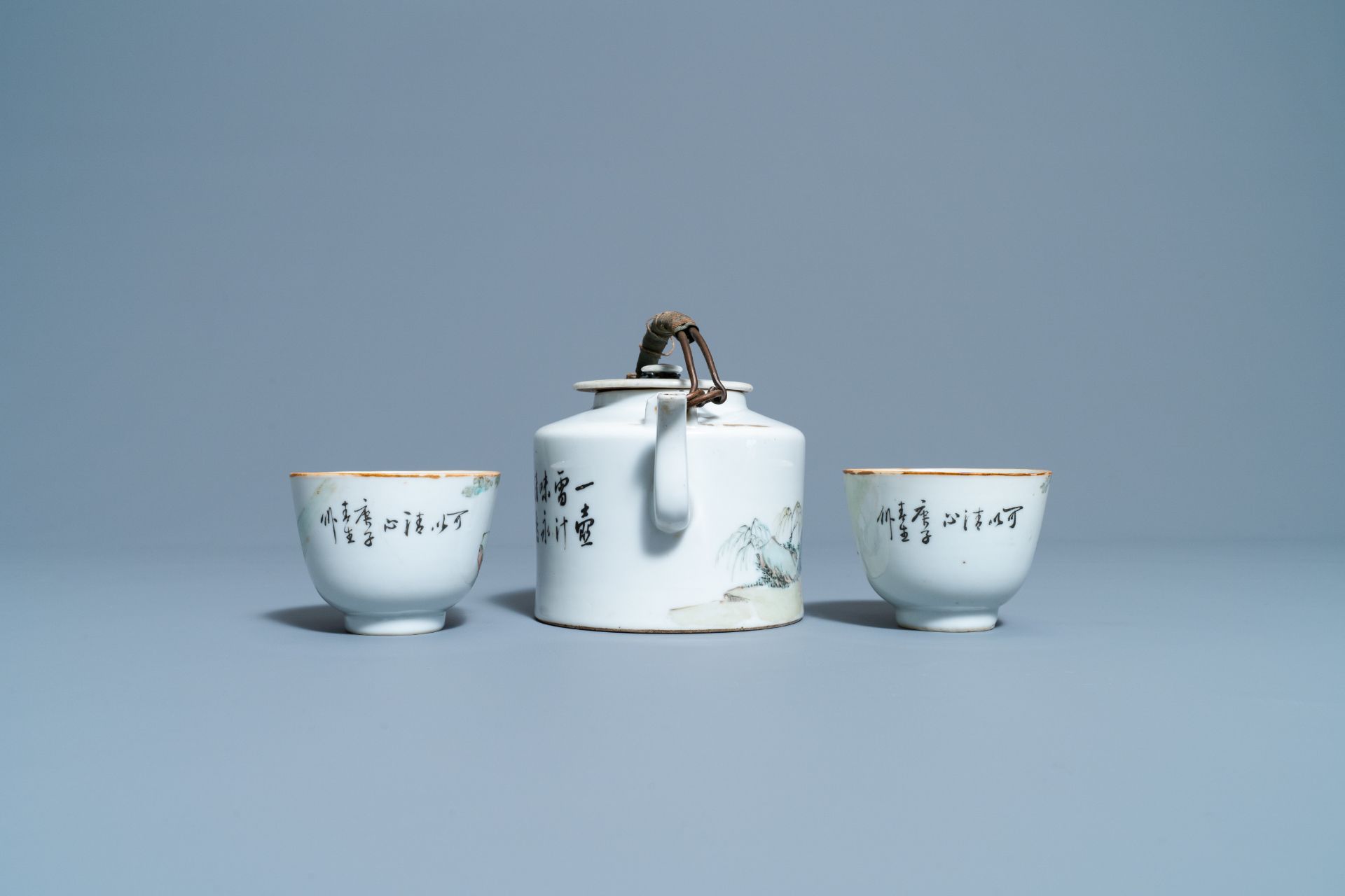 A Chinese qianjiang cai teapot and two cups and saucers, 19/20th C. - Image 7 of 9