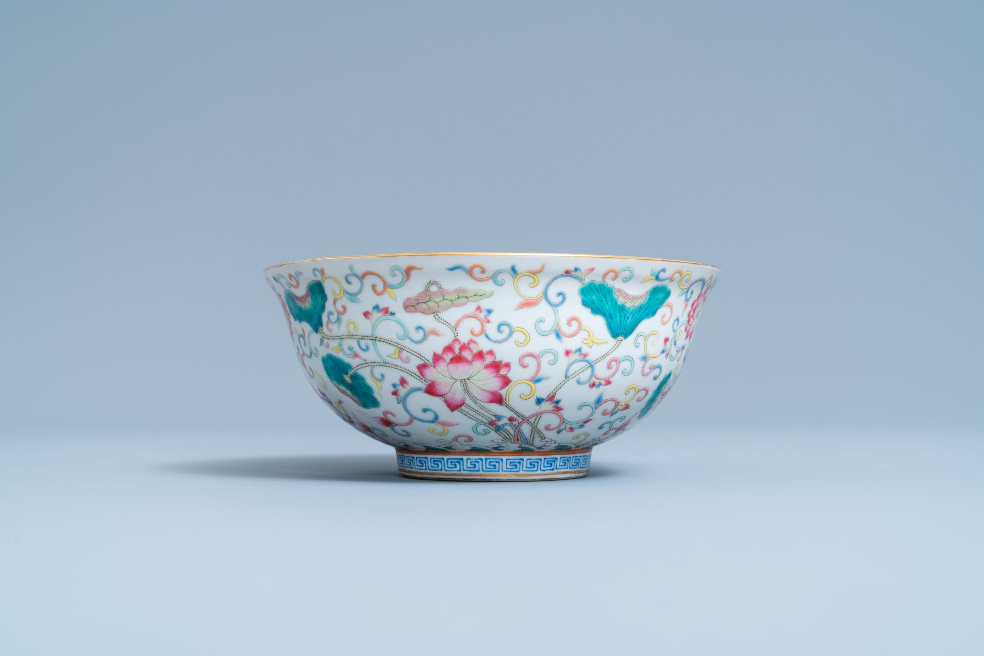A Chinese famille rose bowl with floral design, Yongzheng mark, 19/20th C. - Image 3 of 7