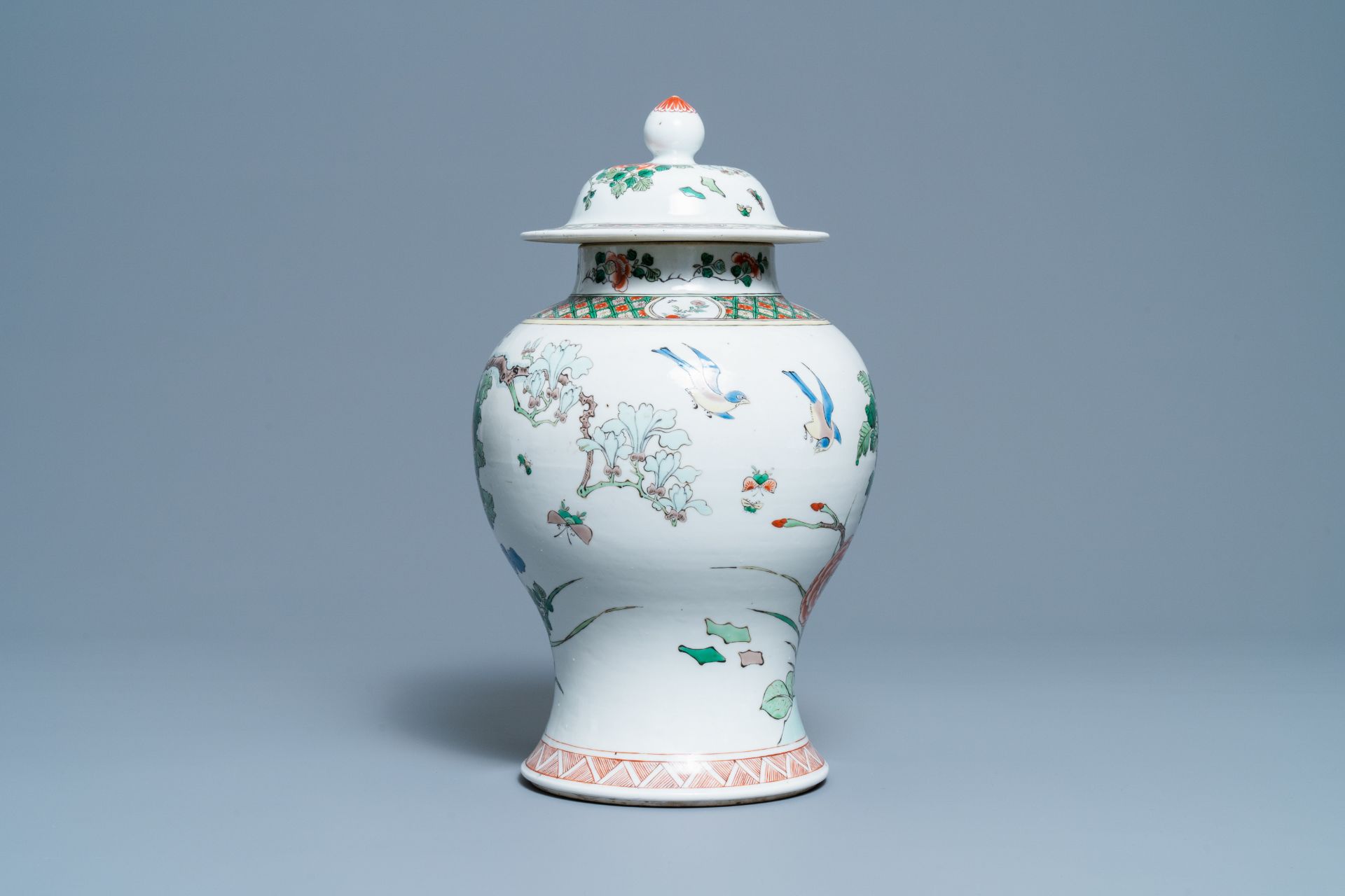 A Chinese famille verte vase and cover, Kangxi mark, 19th C. - Image 4 of 6