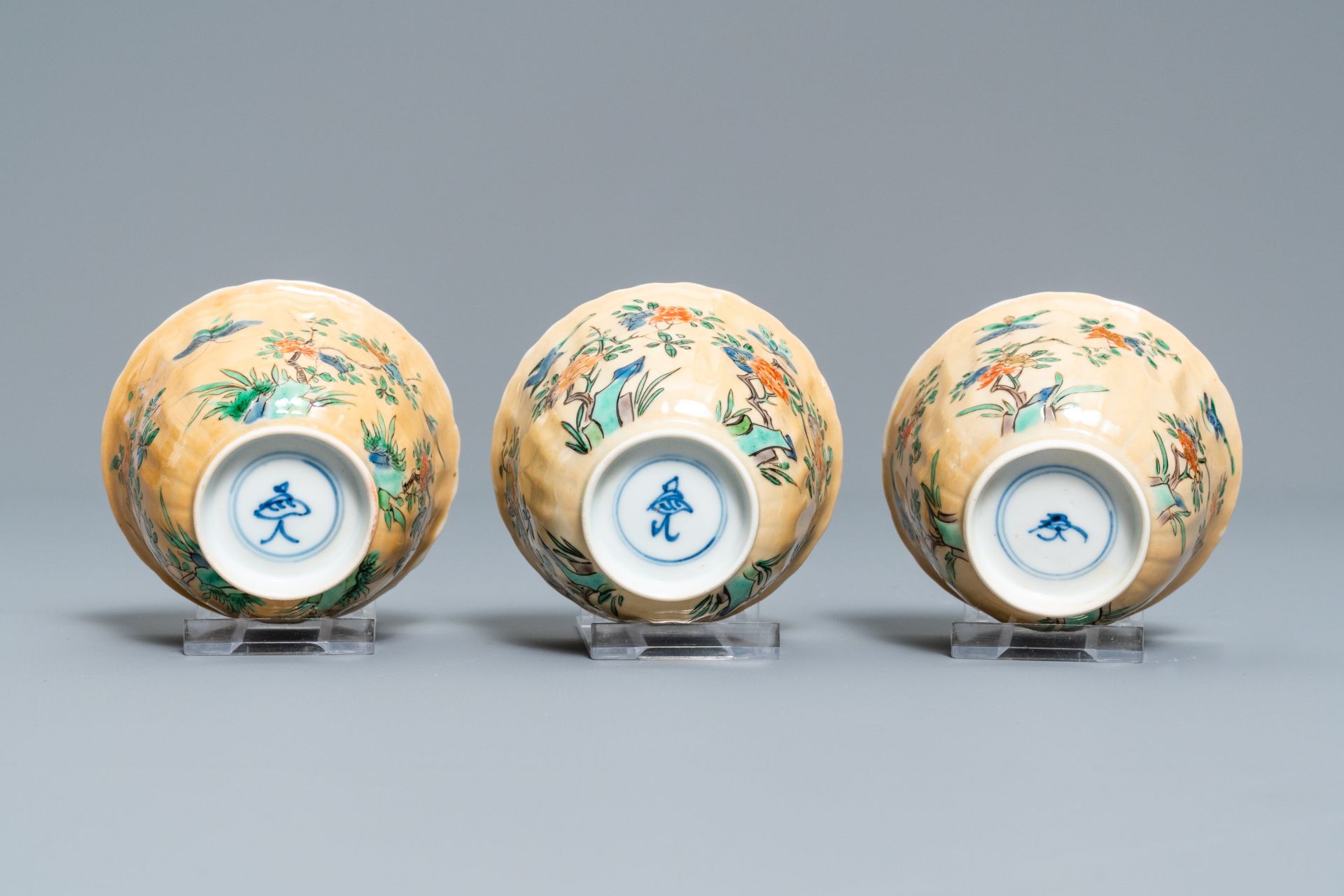 Six lobed Chinese famille verte café-au-lait-ground cups and saucers, Kangxi - Image 11 of 17