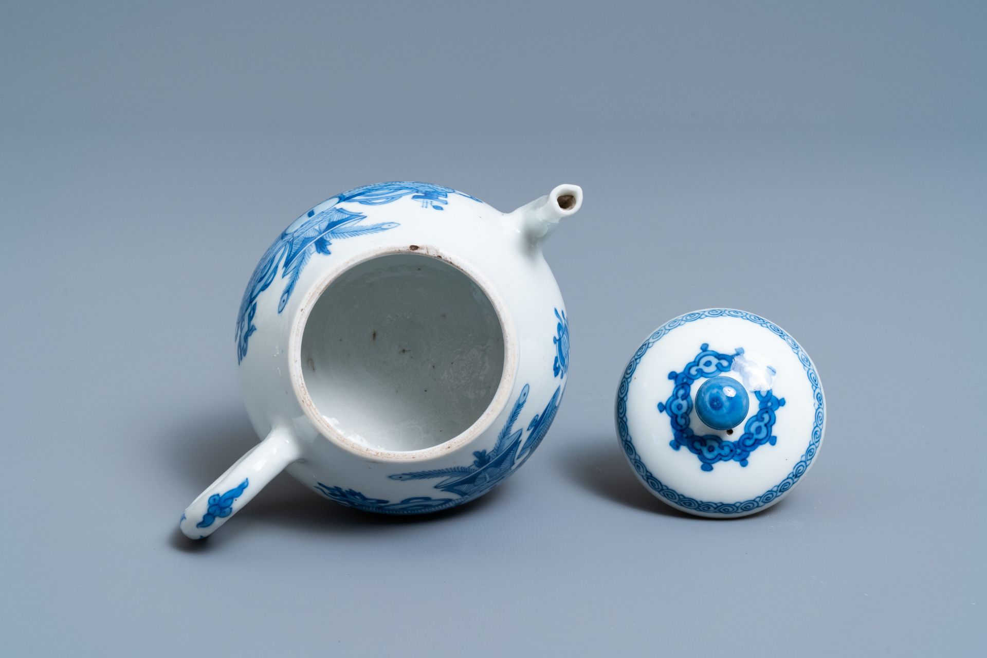 A Chinese blue and white teapot and cover with antiquities, Jiajing mark, Kangxi - Image 6 of 7