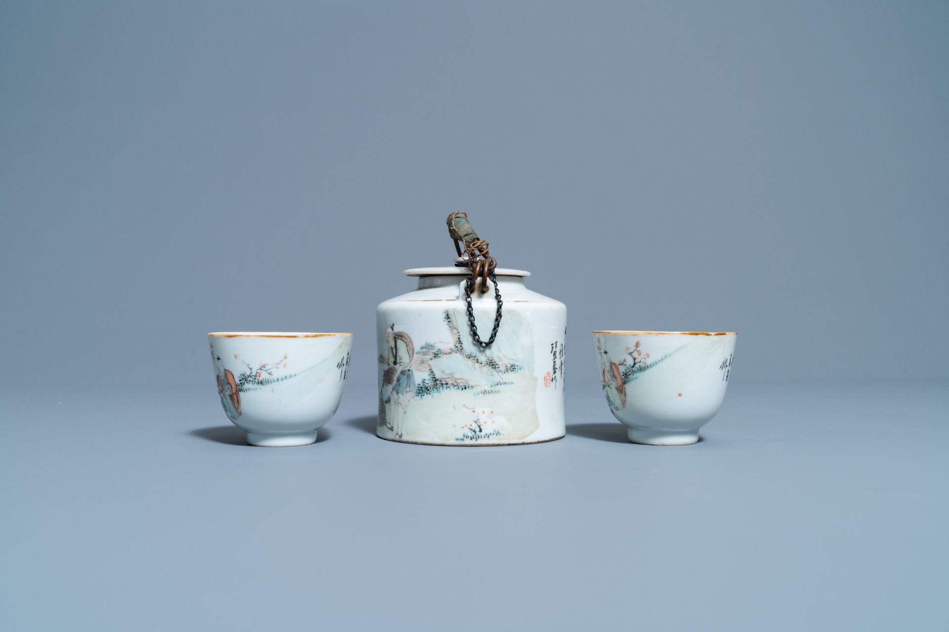 A Chinese qianjiang cai teapot and two cups and saucers, 19/20th C. - Image 5 of 9