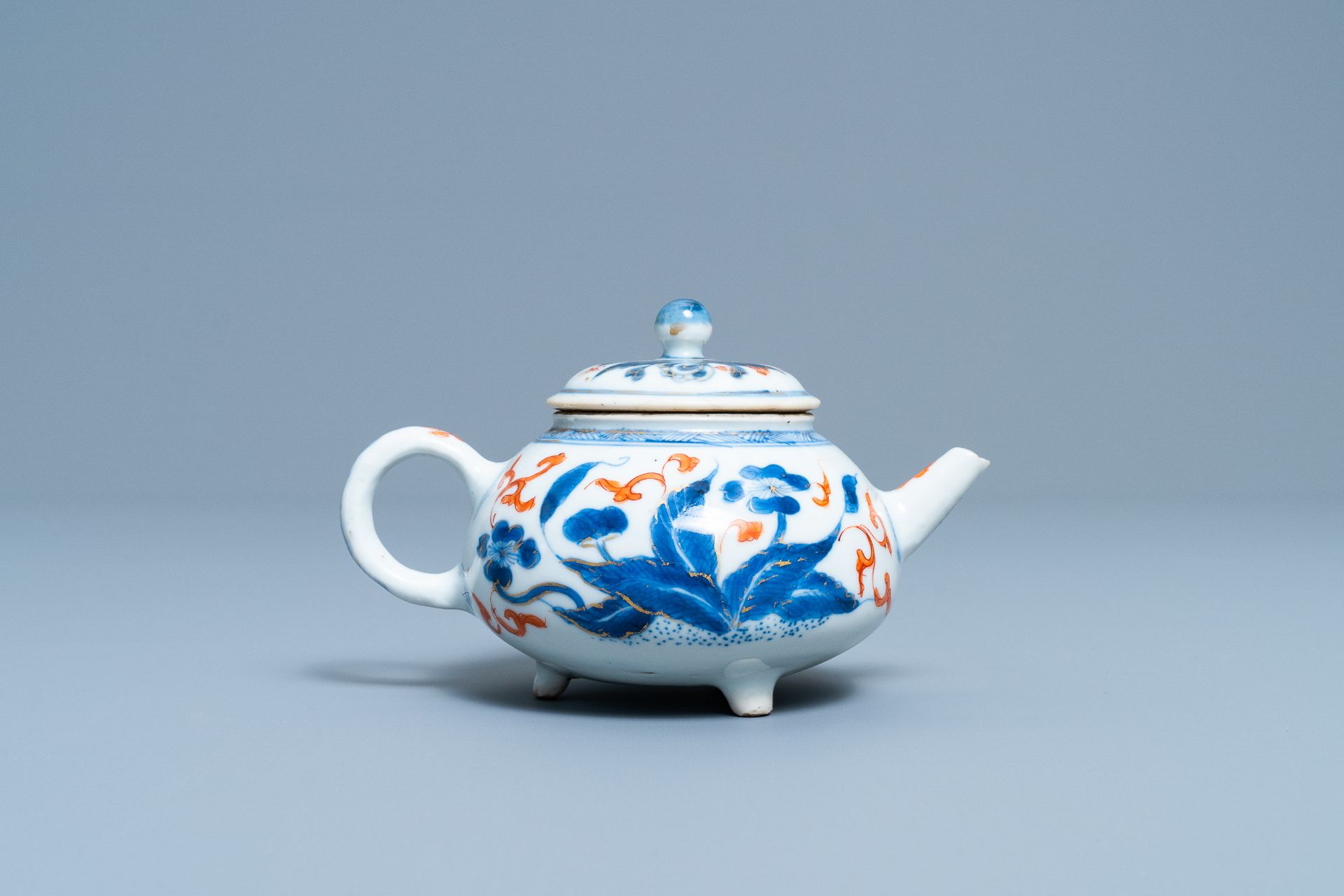 A Chinese blue, white, iron red and gilt tripod teapot and cover, Kangxi - Image 4 of 12