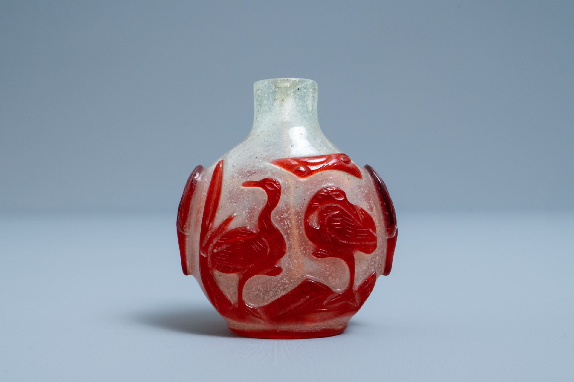 A Chinese red and white overlay glass snuff bottle, 18th C - Image 5 of 8