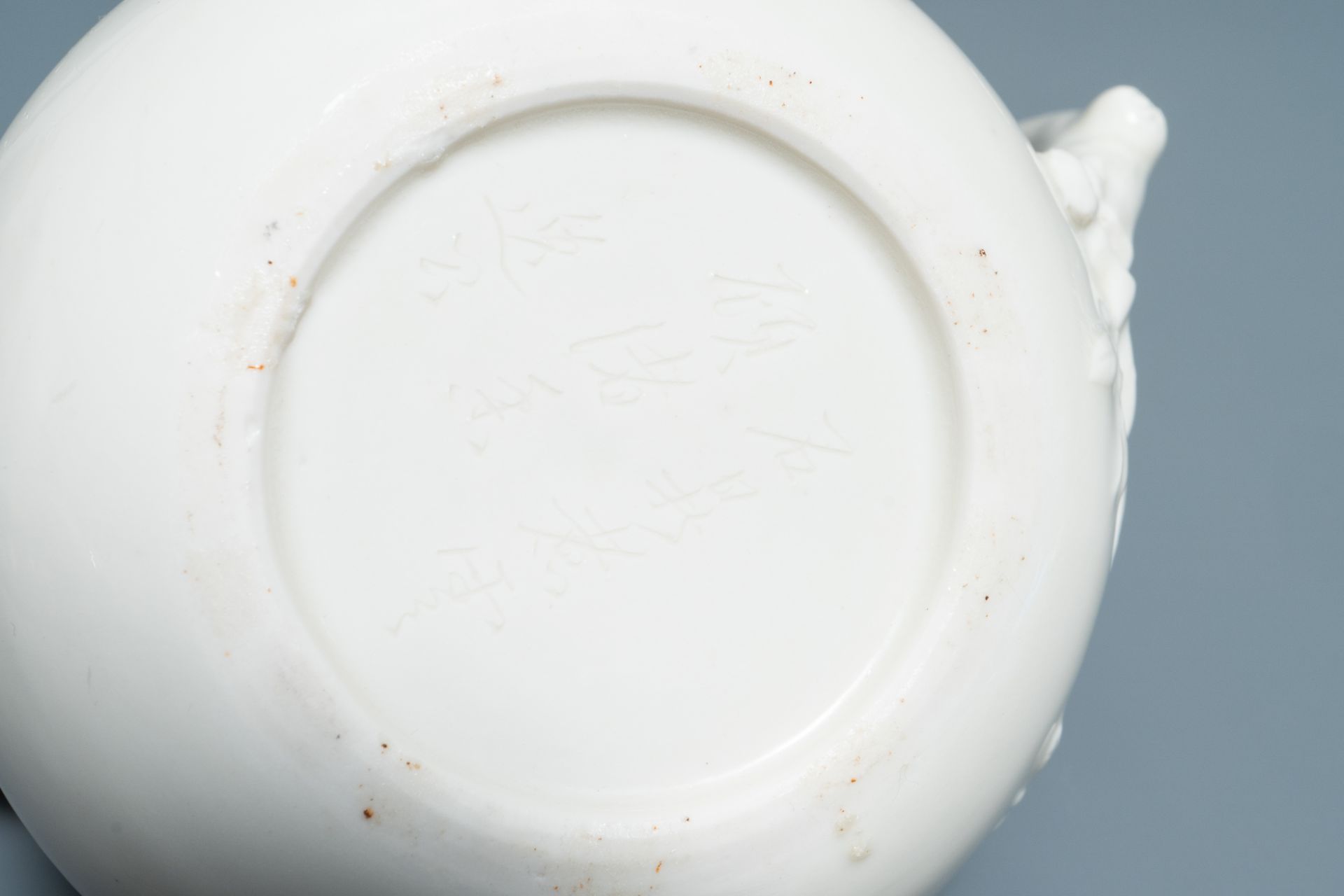 A Chinese Dehua blanc de Chine teapot, inscribed Yi Gong, 18/19th C. - Image 8 of 9