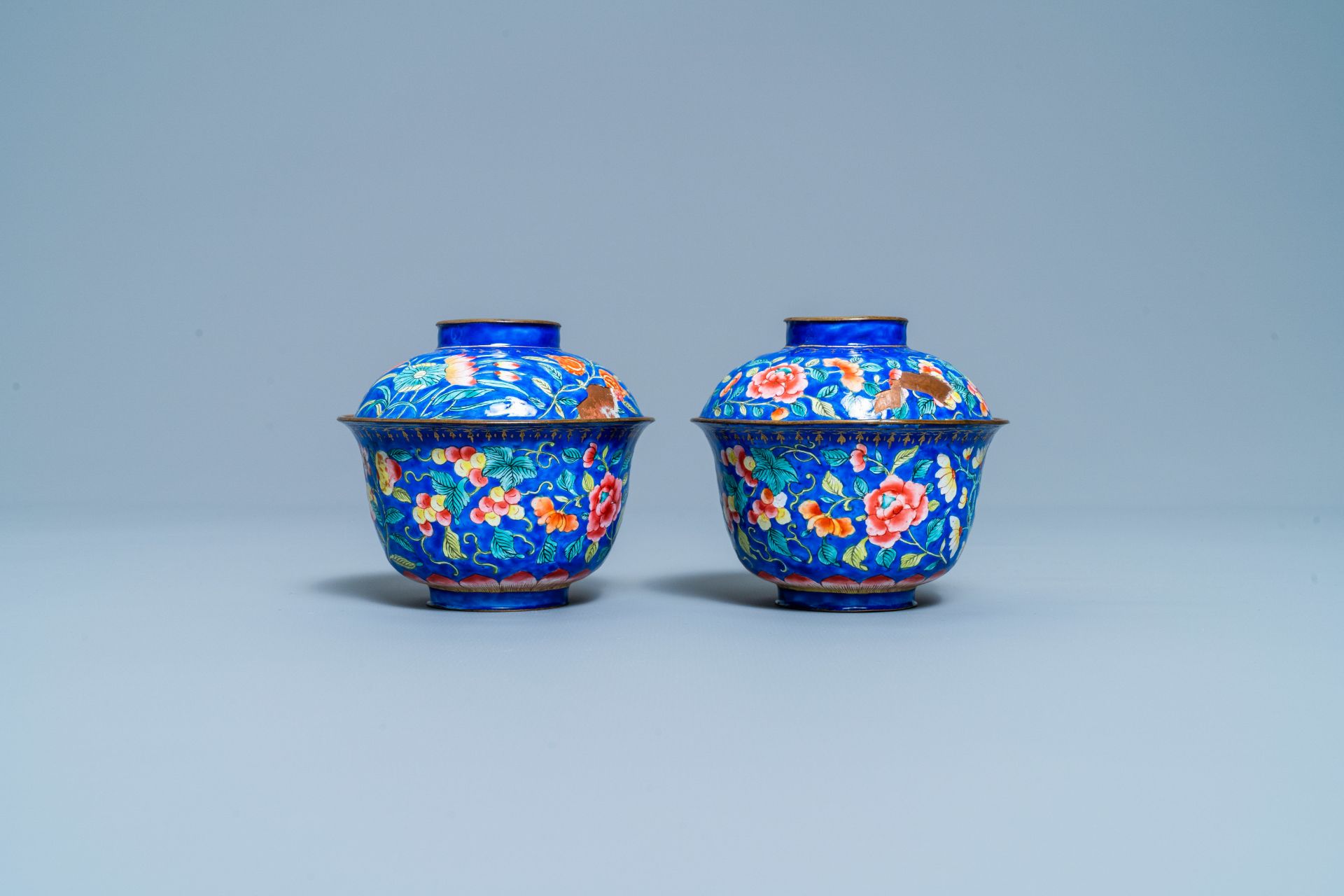 A pair of Vietnamese Phap Lam Hue enamel covered bowls on stands, 18/19th C. - Image 4 of 10