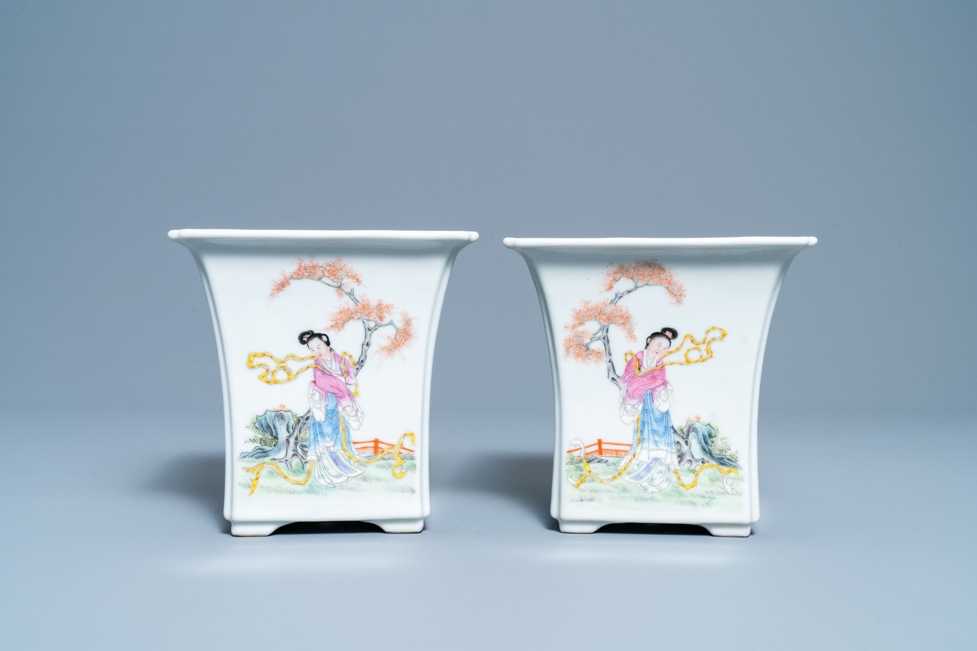 A pair of Chinese famille rose jardinières on stands, Qianlong mark, Republic - Bild 4 aus 10