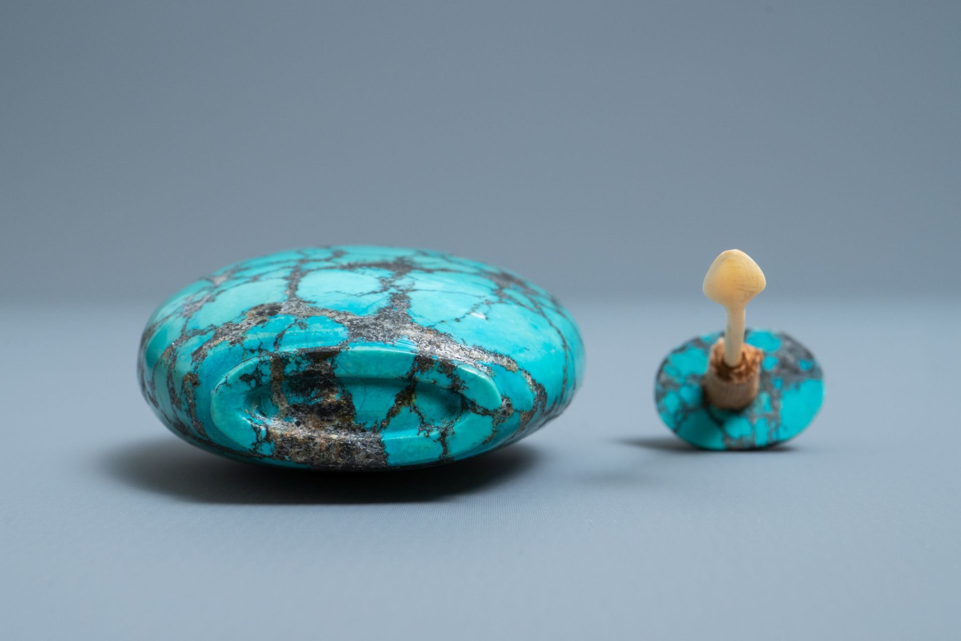 A Chinese turquoise snuff bottle, 19th C. - Image 7 of 7