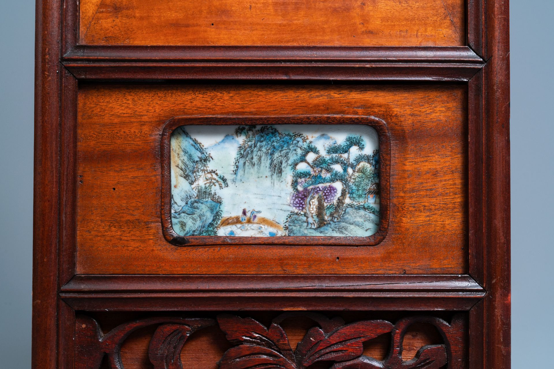 A Chinese carved wooden panel with landscape plaques, 19/20th C. - Image 4 of 5