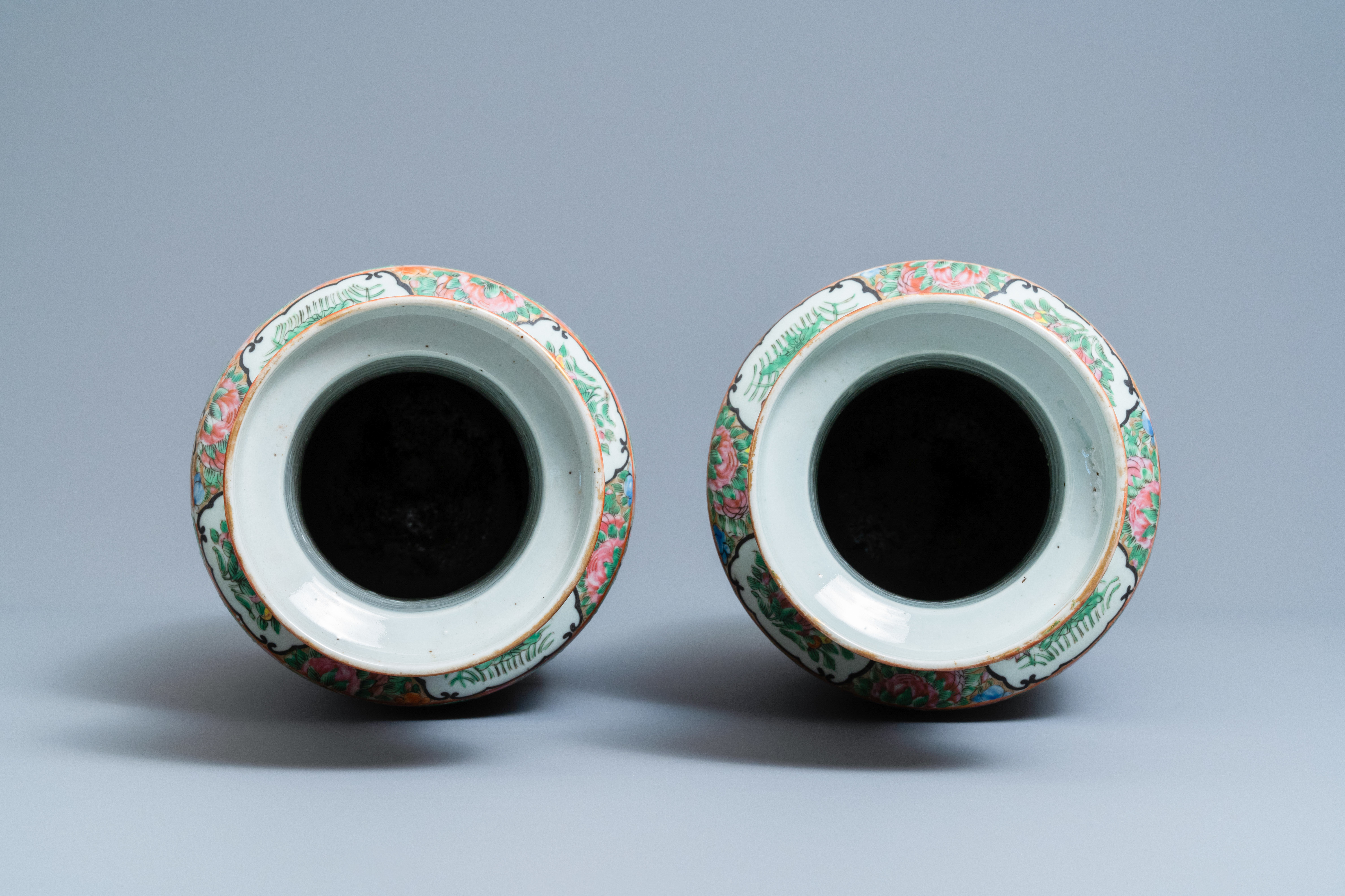 A pair of Chinese Canton famille rose rouleau vases, 19th C. - Image 5 of 6