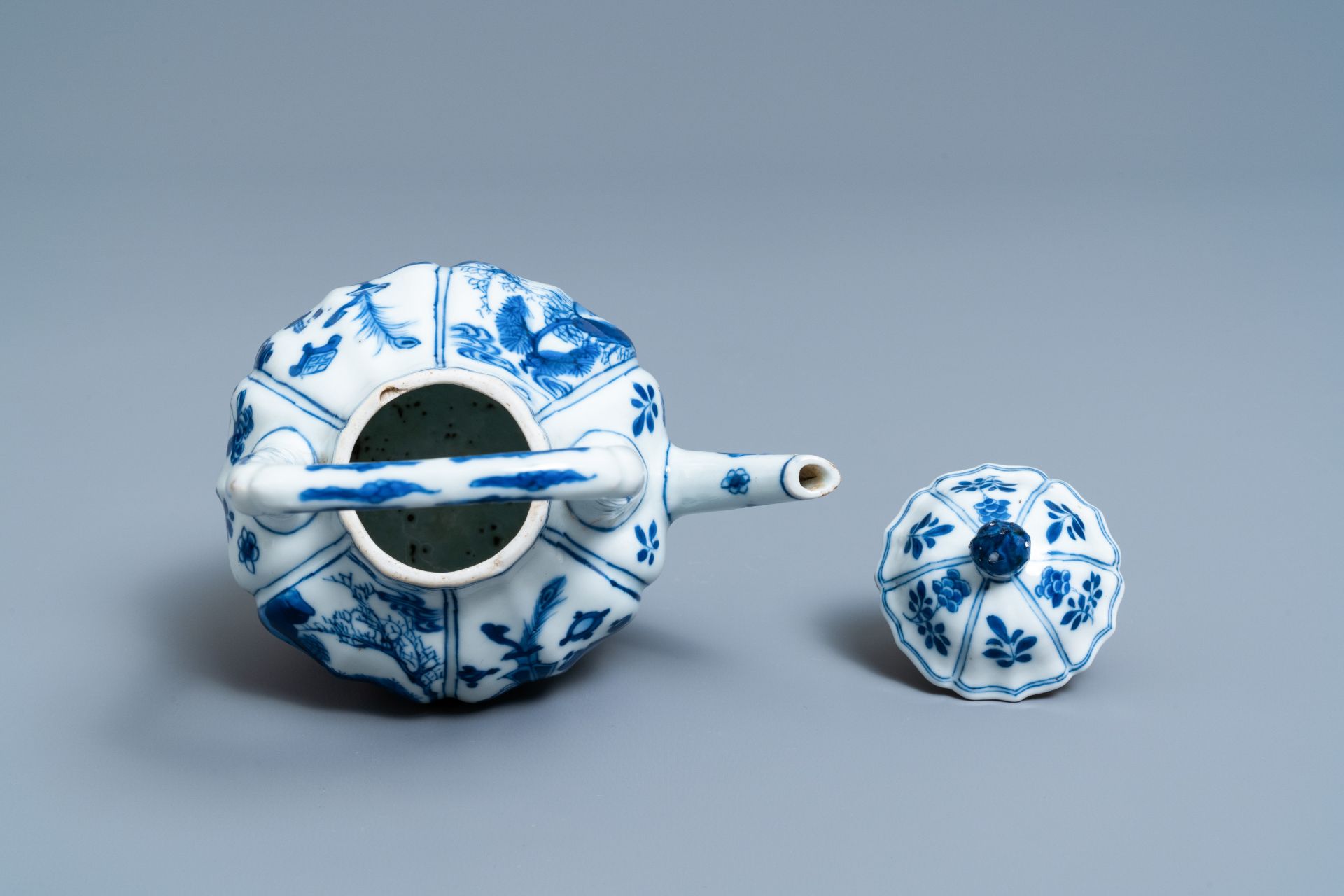 A ribbed Chinese blue and white teapot and cover, Kangxi - Image 6 of 7