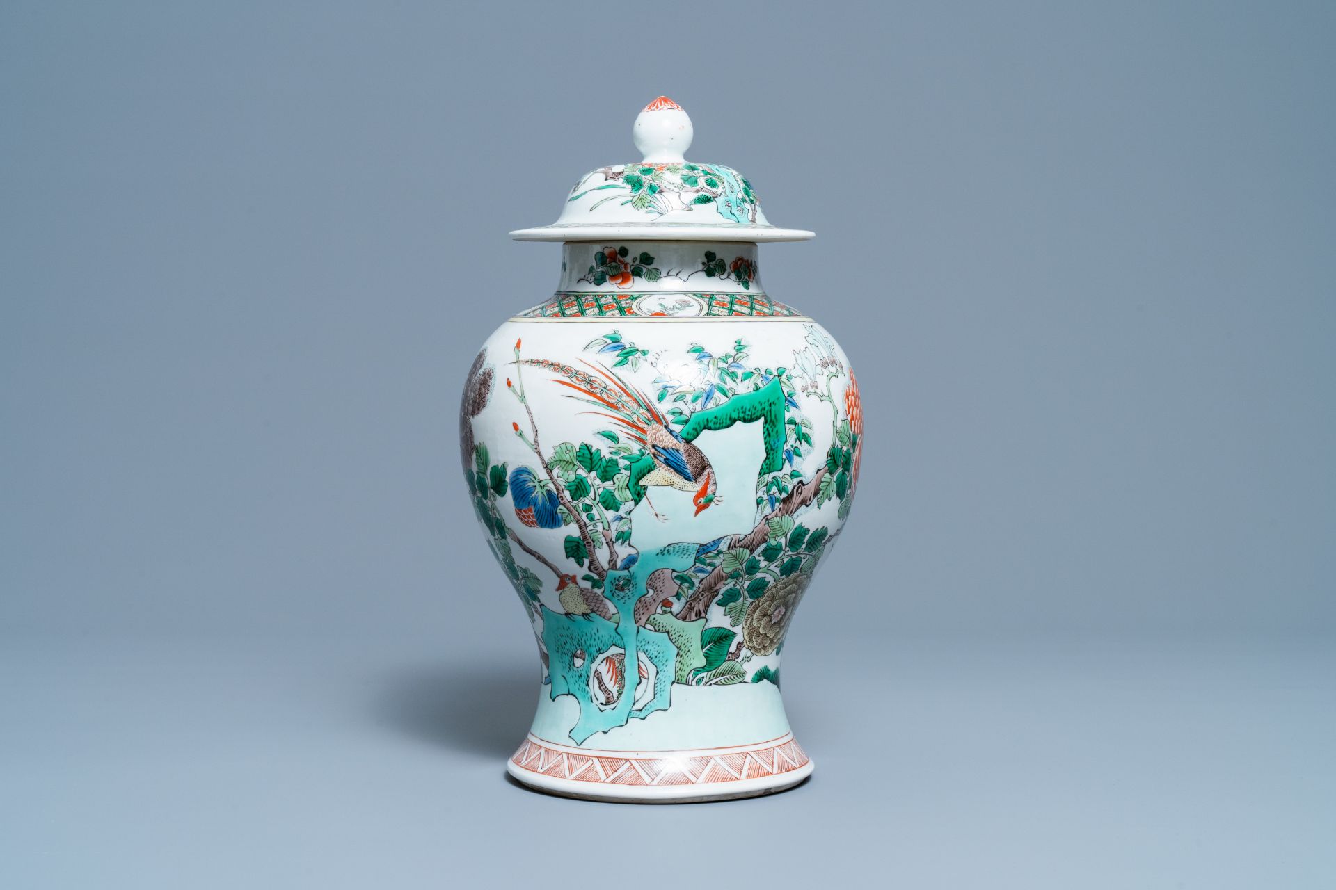 A Chinese famille verte vase and cover, Kangxi mark, 19th C. - Image 2 of 6