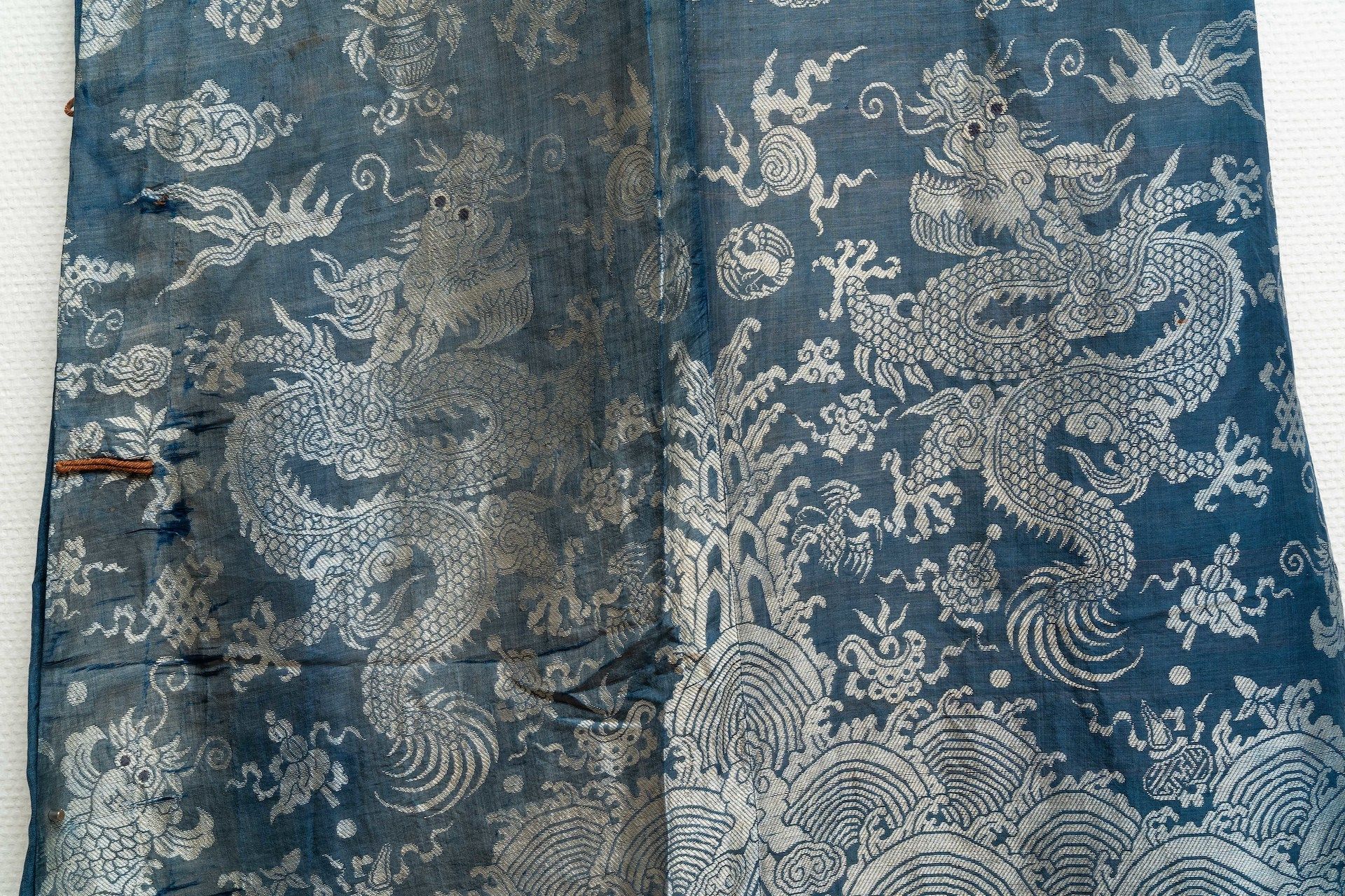 A Chinese embroidered silk summer 'dragon' robe, 19th C. - Image 12 of 13