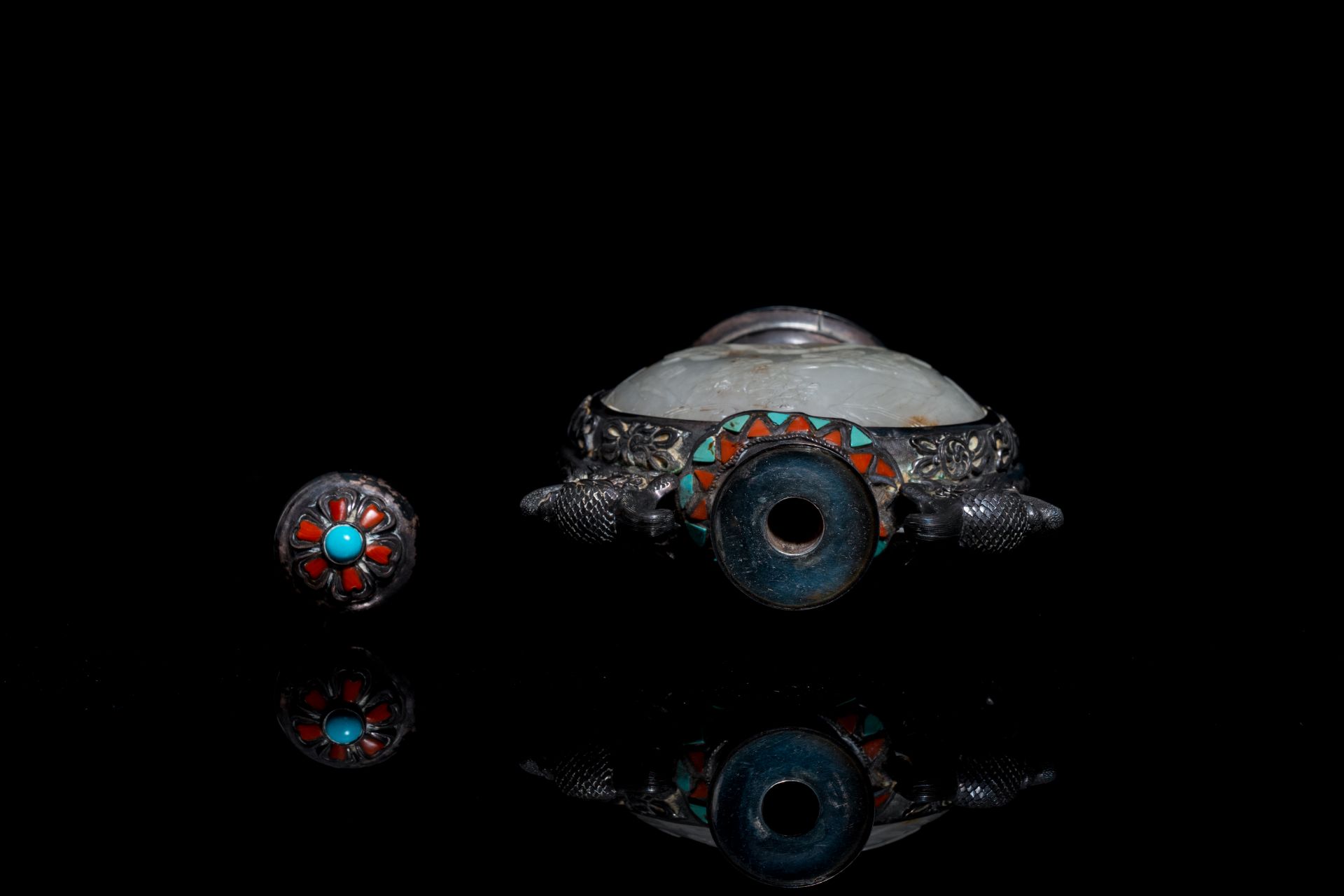 A Chinese jade-, coral- and turquoise-inlaid silver snuff bottle, 19th C. - Image 5 of 8