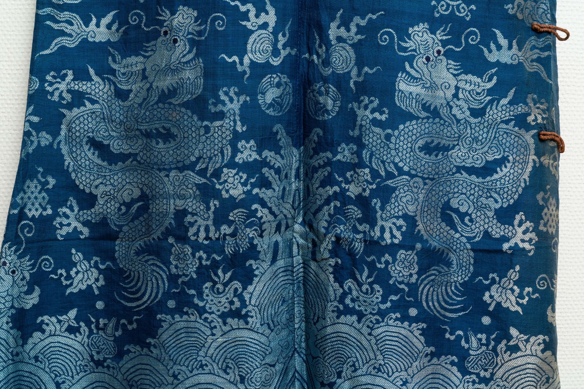 A Chinese embroidered silk summer 'dragon' robe, 19th C. - Image 7 of 13
