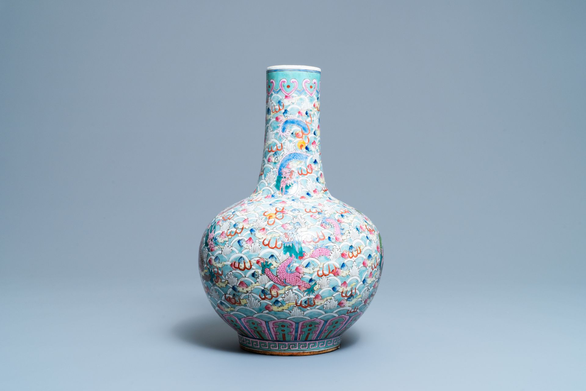 A Chinese famille rose bottle vase with dragons, 19th C. - Image 4 of 7