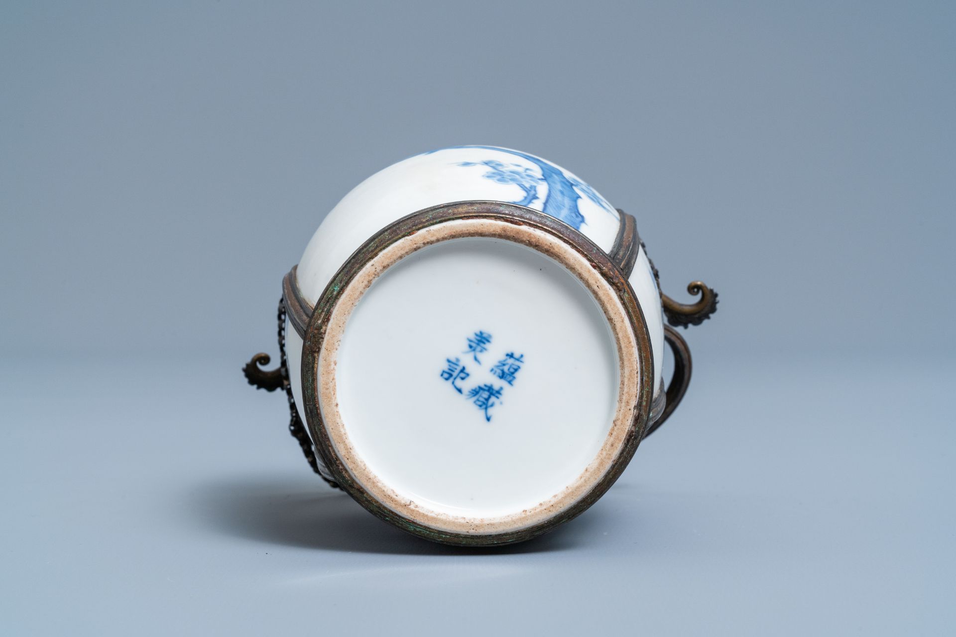 A Chinese blue and white Vietnamese market 'Bleu de Hue' water pipe, 19th C. - Image 7 of 8