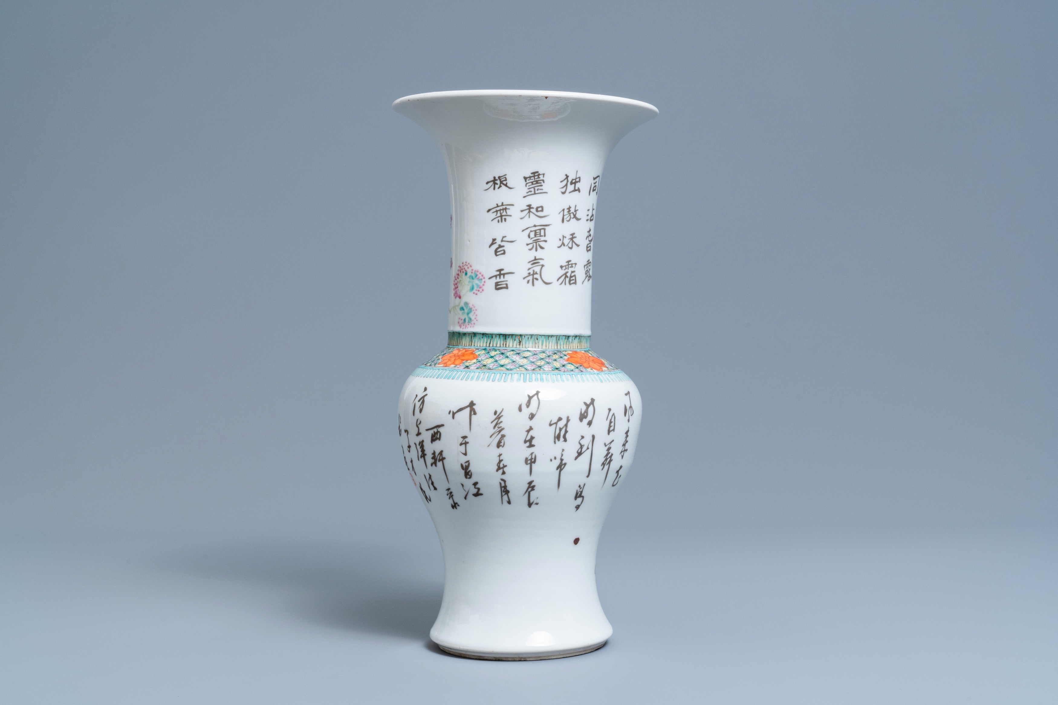 A Chinese qianjiang cai yenyen vase, 19th C. - Image 3 of 6