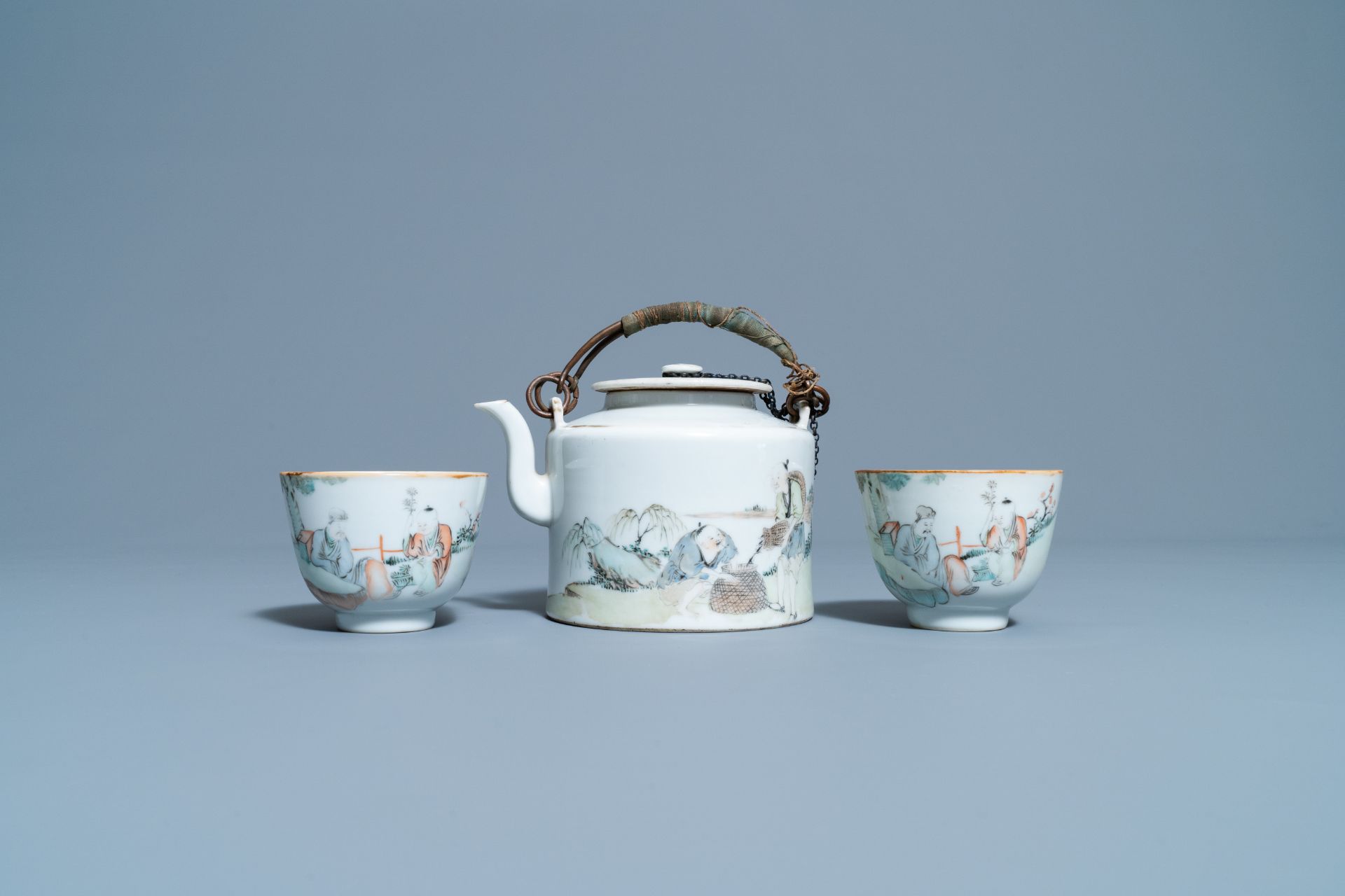 A Chinese qianjiang cai teapot and two cups and saucers, 19/20th C. - Image 4 of 9