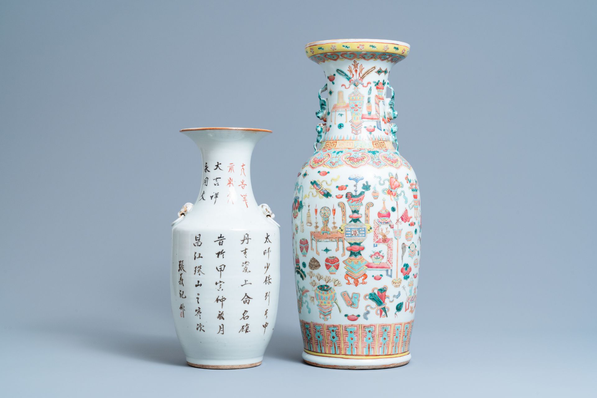 A Chinese famille rose 'antiquities' vase and an iron red Buddhist lion vase, 19/20th C. - Image 3 of 6