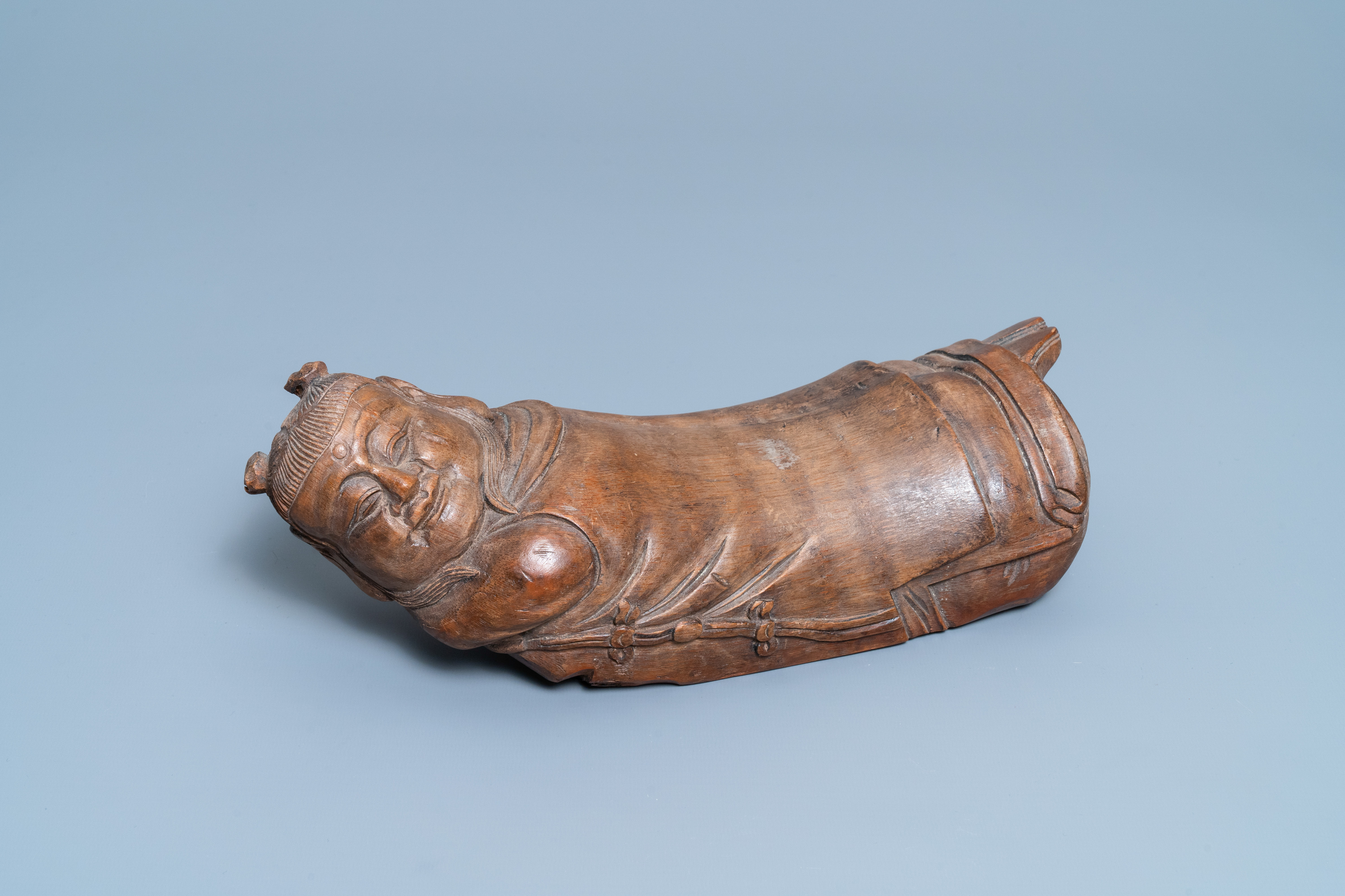 A Chinese bamboo 'recumbent boy' pillow, 19th C. - Image 8 of 8