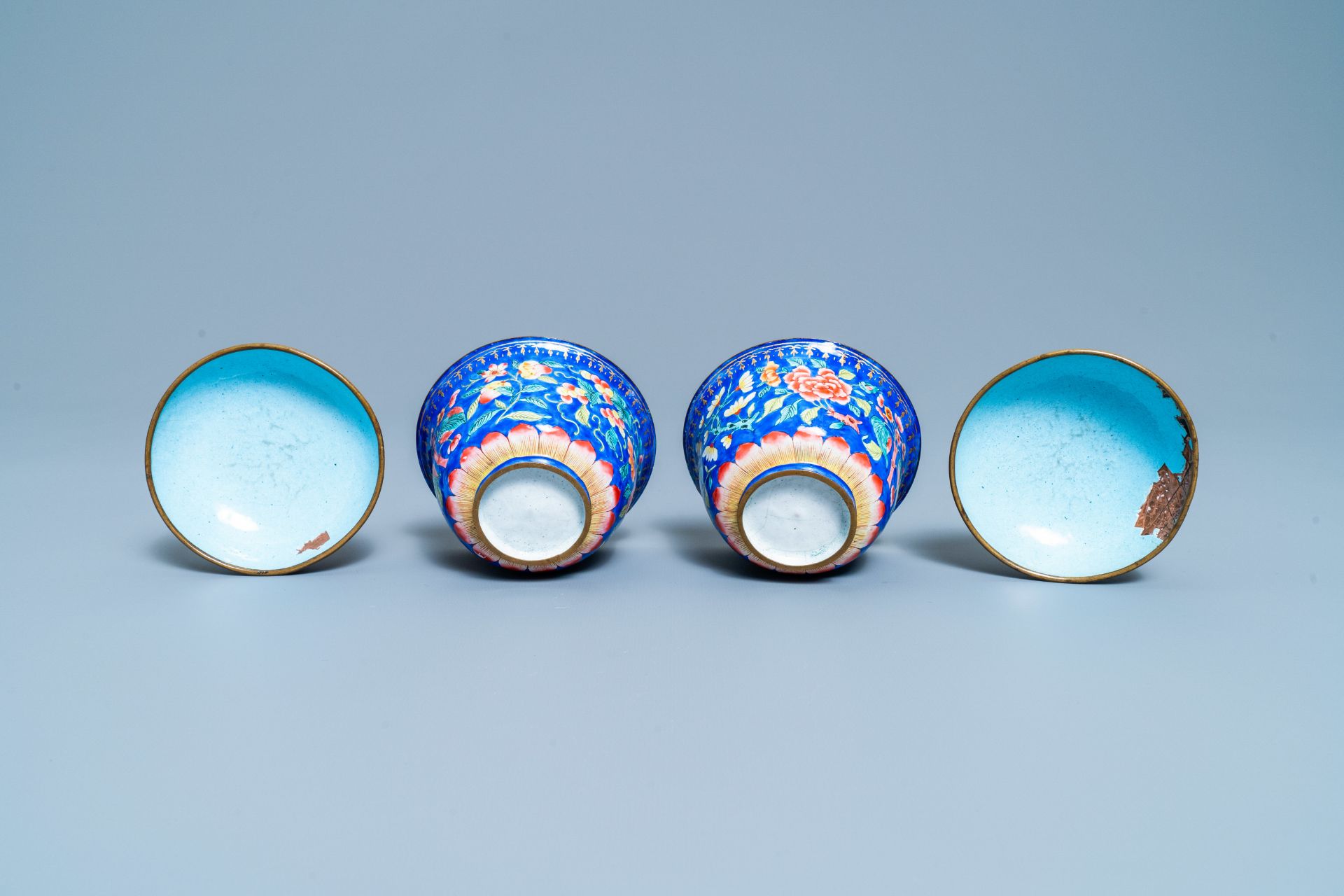 A pair of Vietnamese Phap Lam Hue enamel covered bowls on stands, 18/19th C. - Image 8 of 10