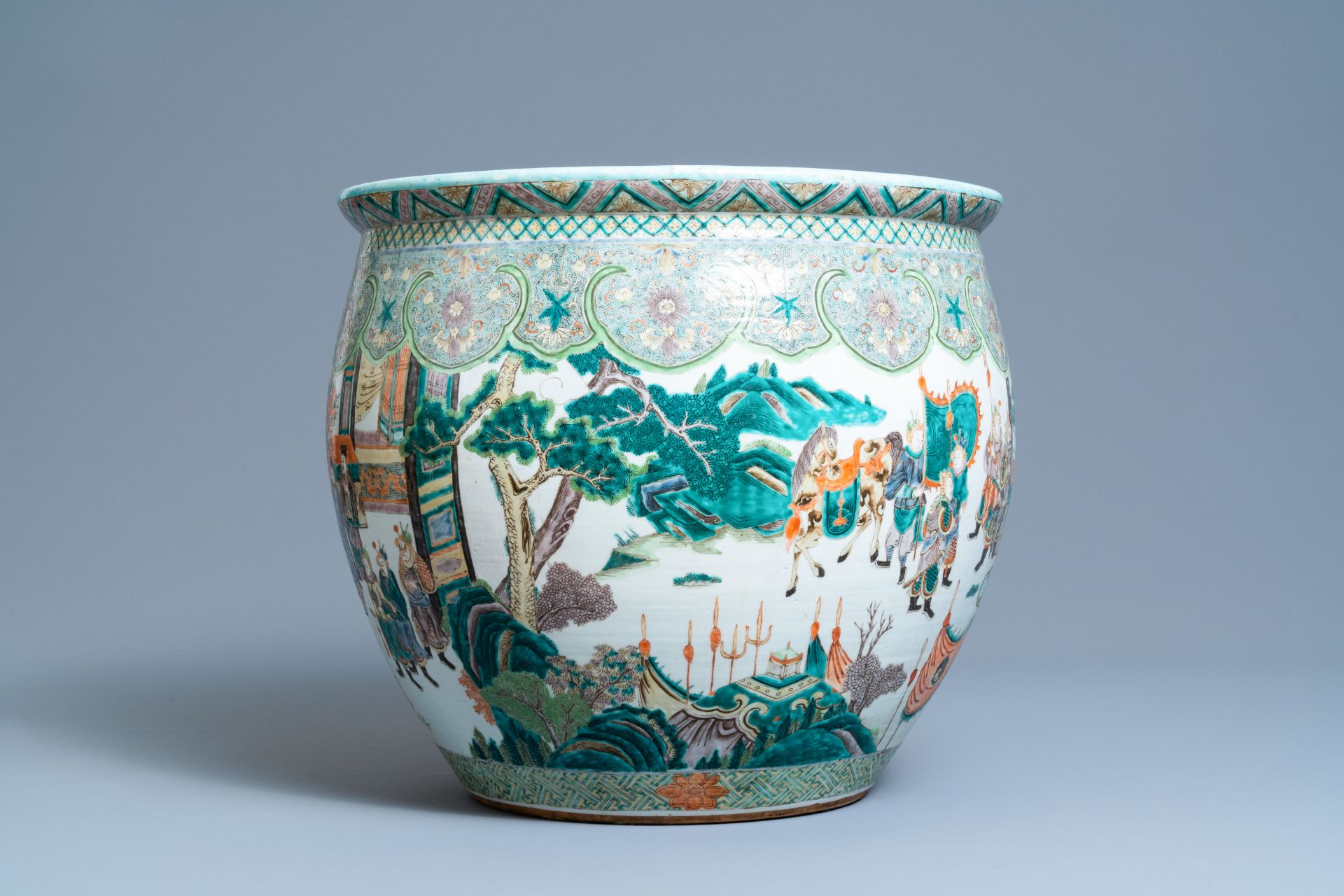 A large Chinese famille verte fish bowl, 19th C. - Image 5 of 7