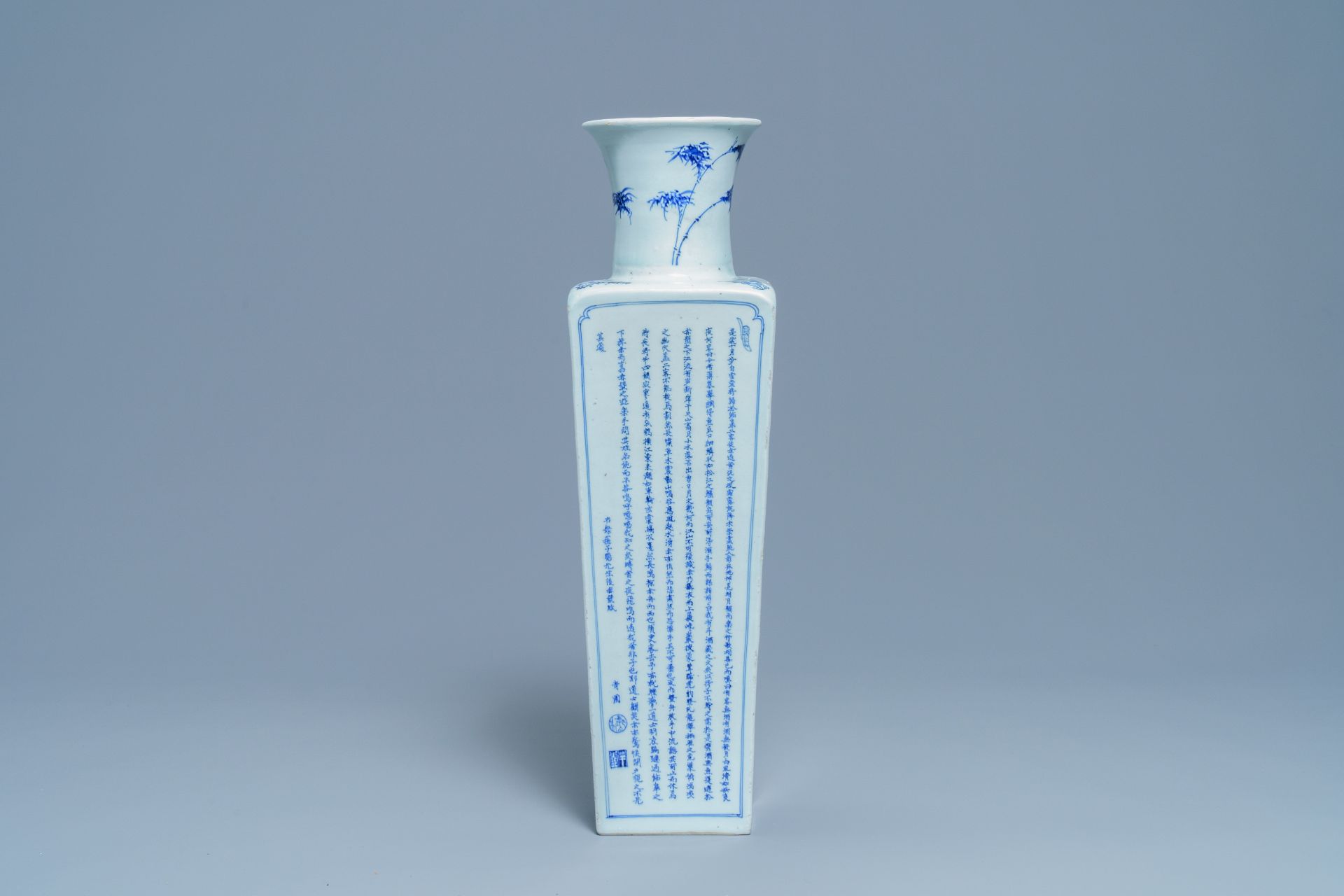 A square Chinese blue and white vase, Kangxi mark and of the period - Bild 5 aus 10