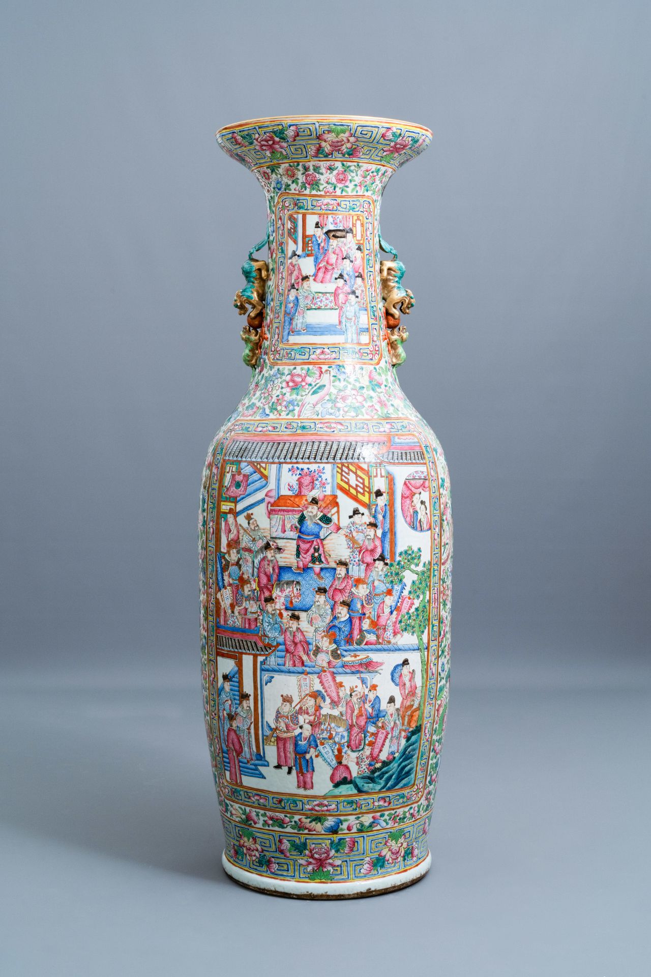 A pair of massive Chinese famille rose vases, 19th C. - Bild 8 aus 10