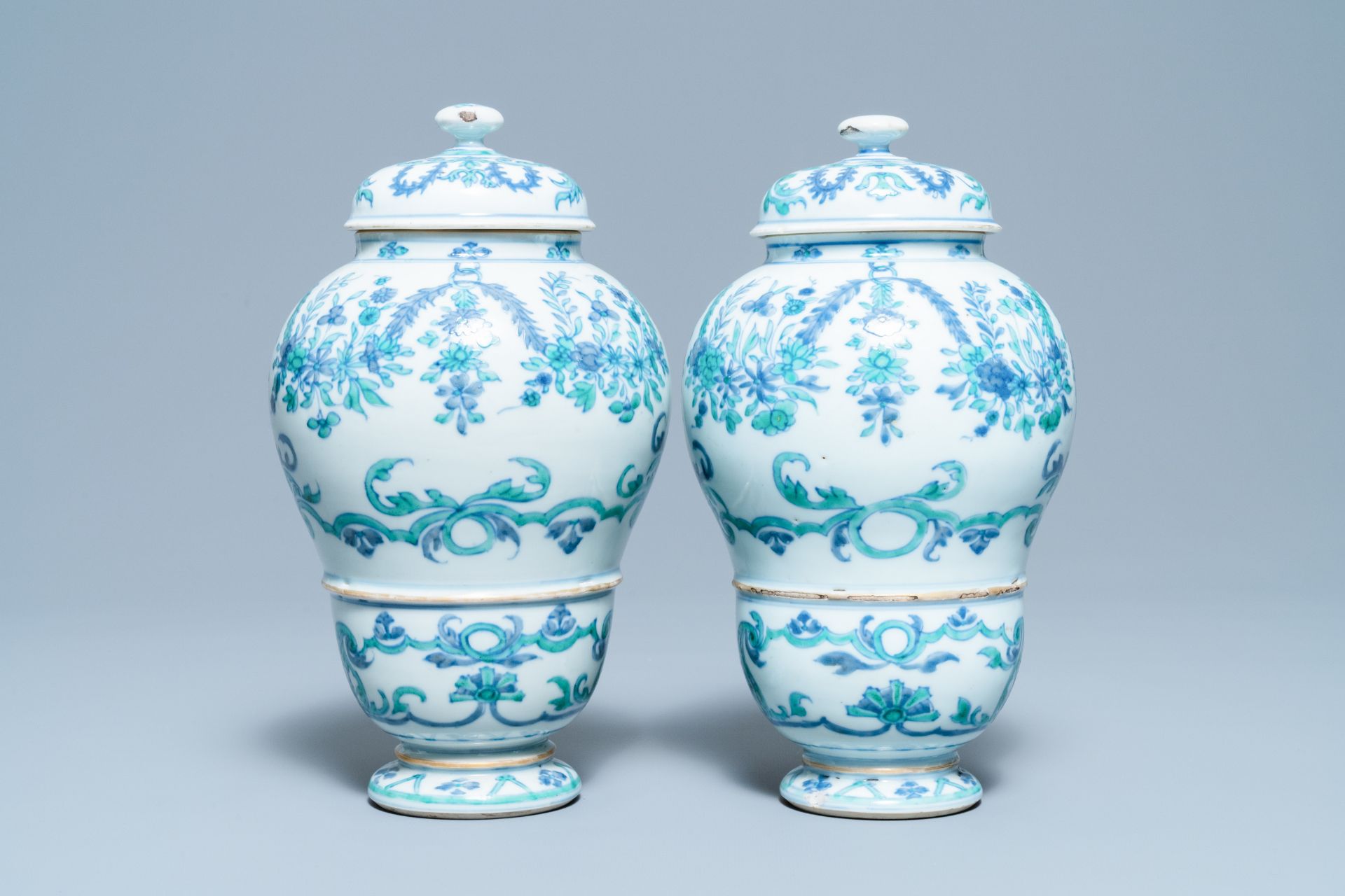 A pair of rare Chinese export porcelain urns and covers, Qianlong - Image 4 of 11