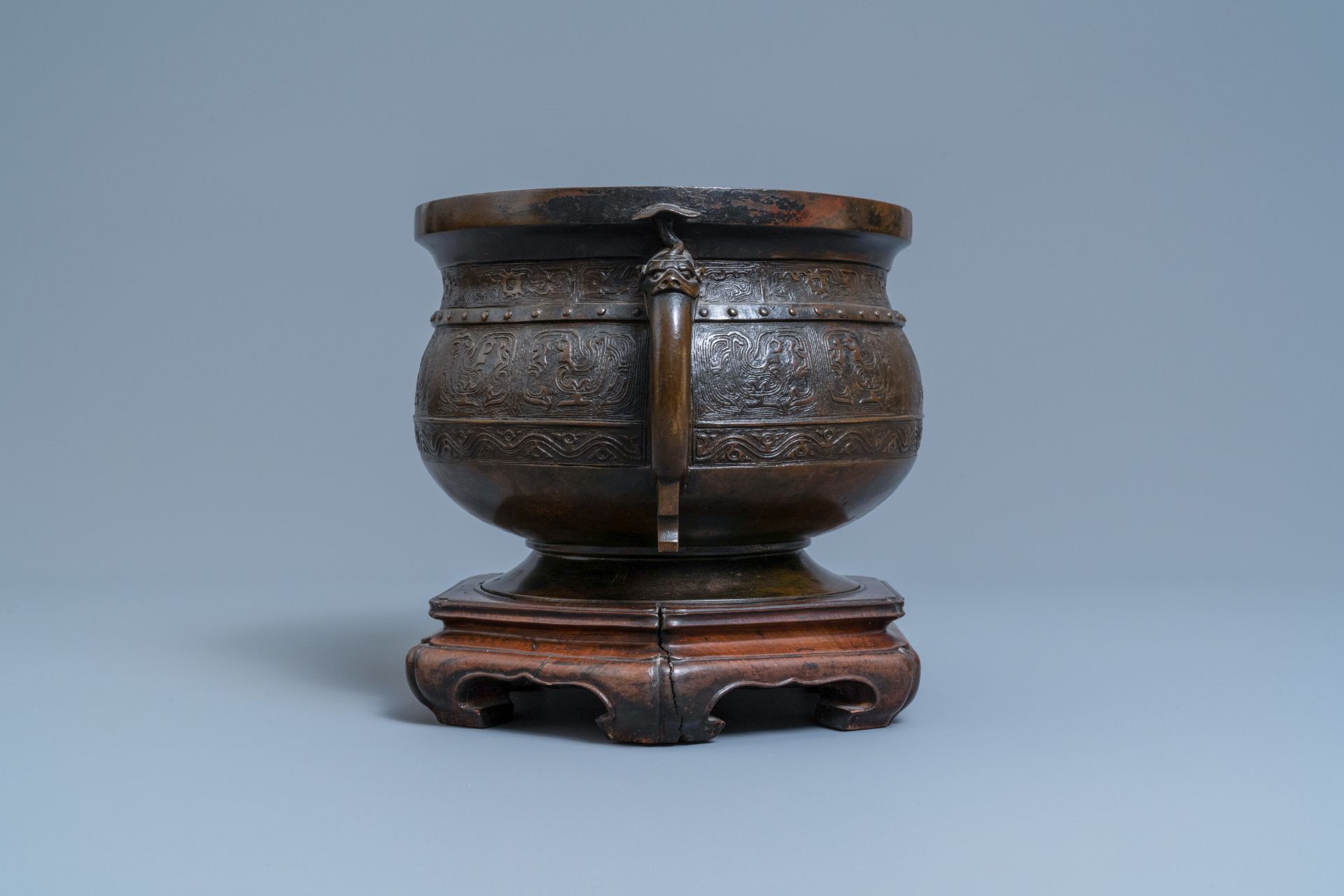 A large Chinese bronze 'Gui' vessel on hardwood stand, Yuan - Bild 3 aus 9