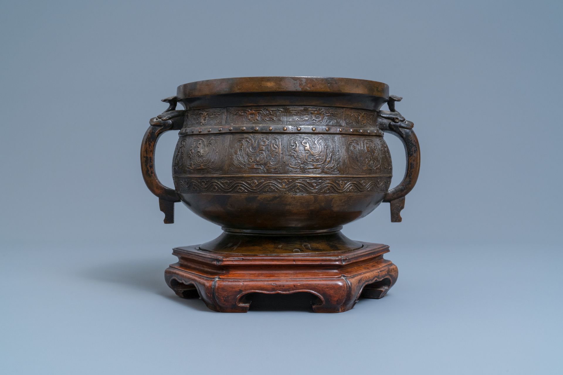 A large Chinese bronze 'Gui' vessel on hardwood stand, Yuan - Bild 4 aus 9