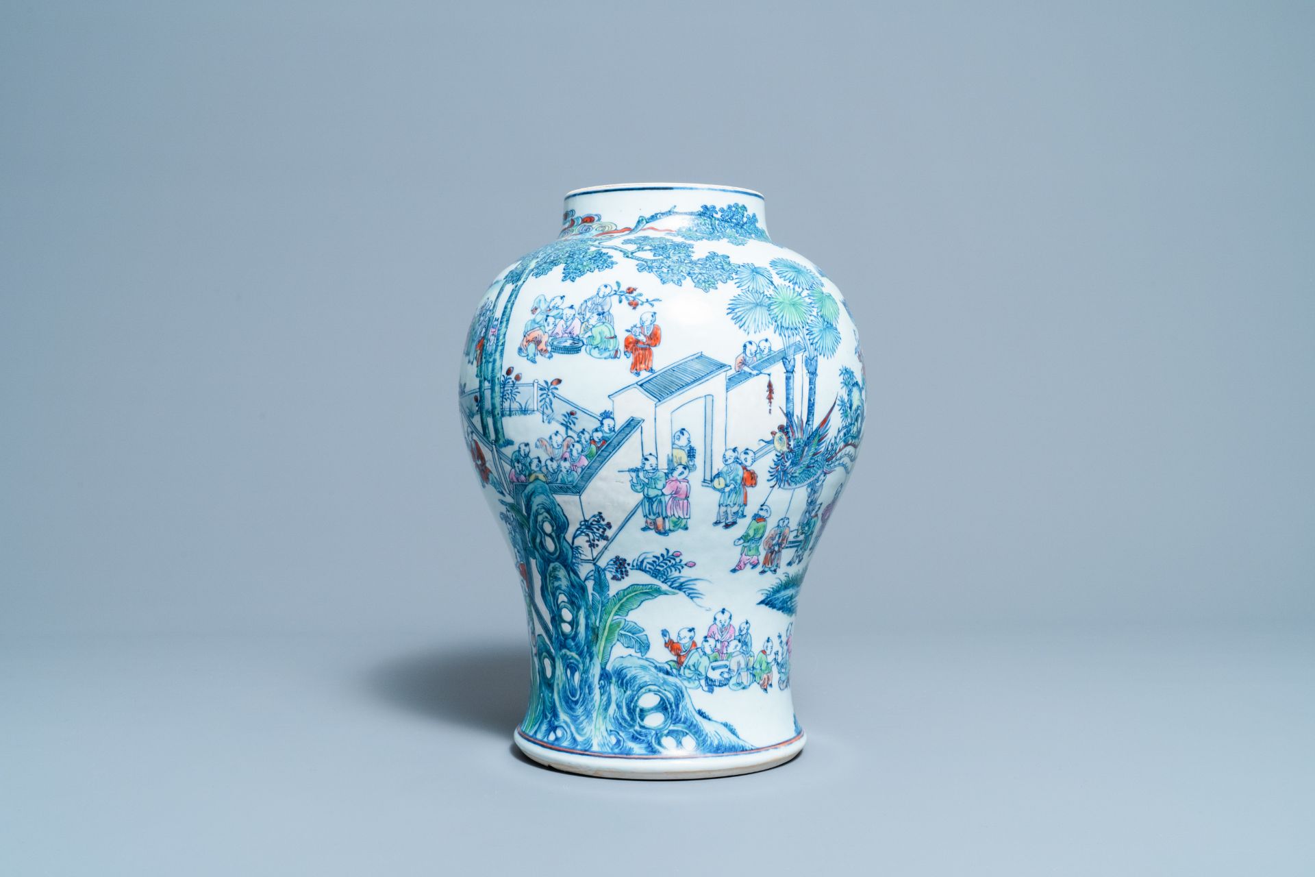 A Chinese doucai '100 boys' vase, Yongzheng/Qianlong - Bild 4 aus 11