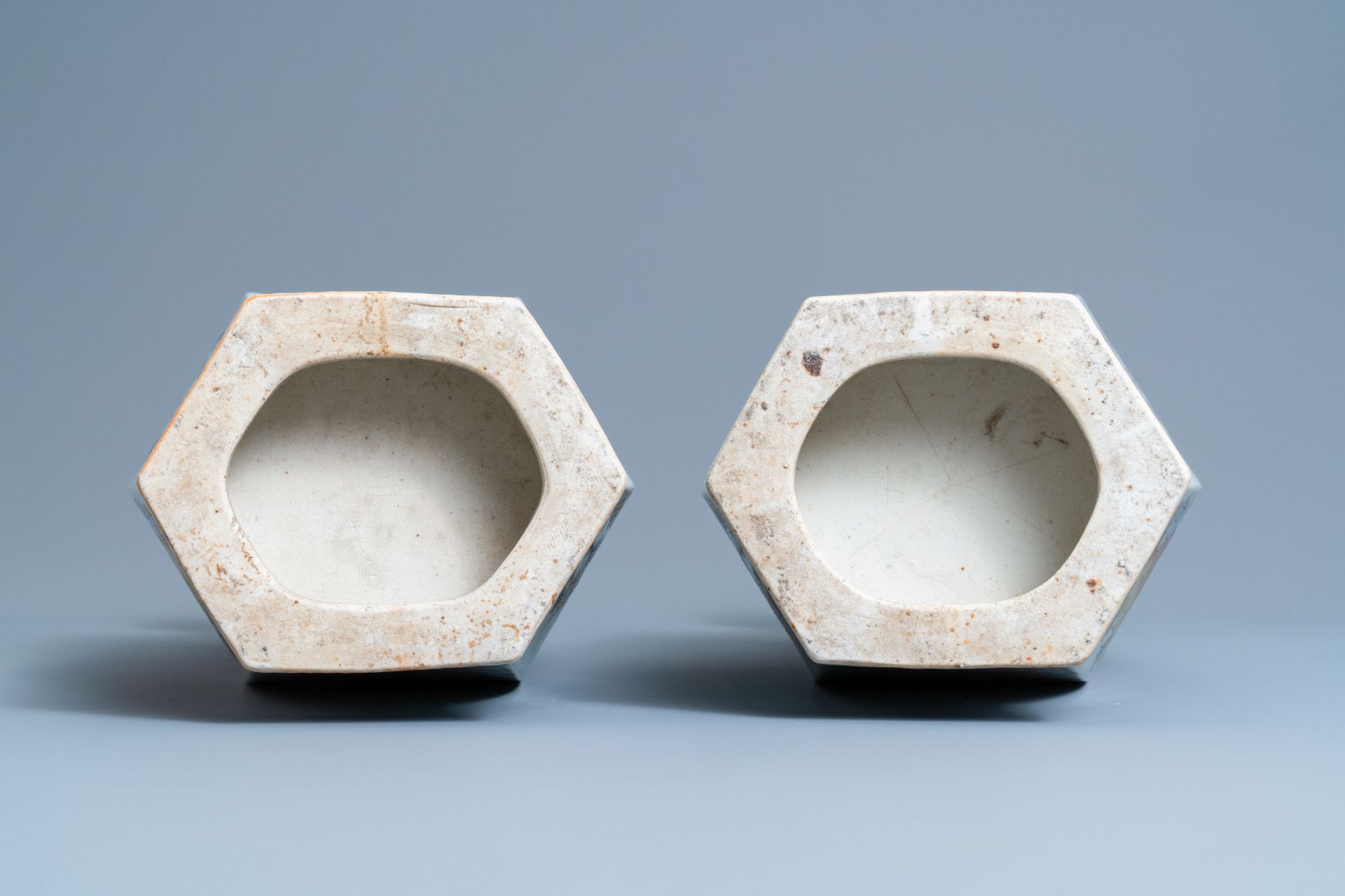 A pair of hexagonal Chinese qianjiang cai vases, 19th/20th C. - Bild 6 aus 6