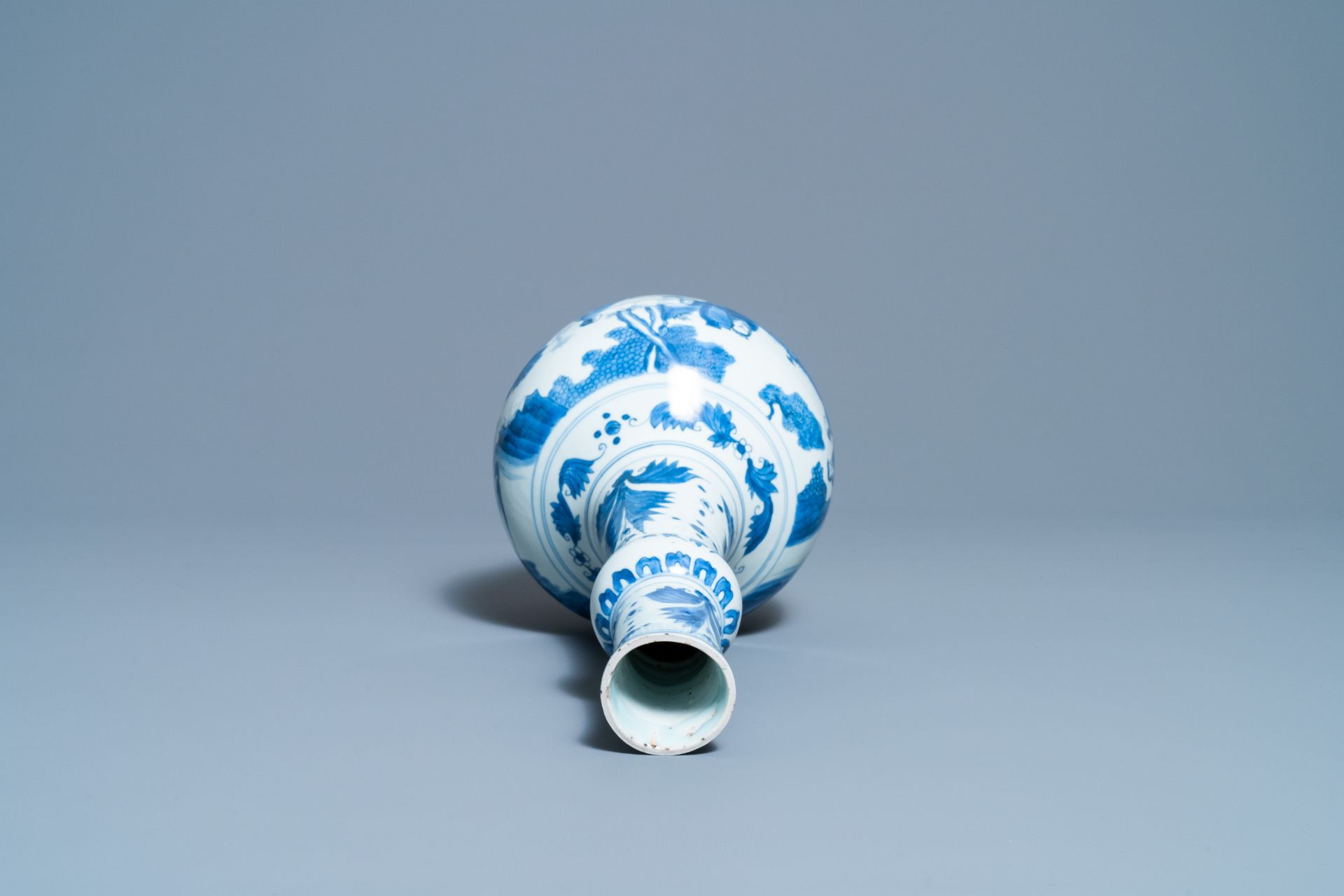 A Chinese blue and white bottle vase with figures in a landscape, Transitional period - Bild 5 aus 6