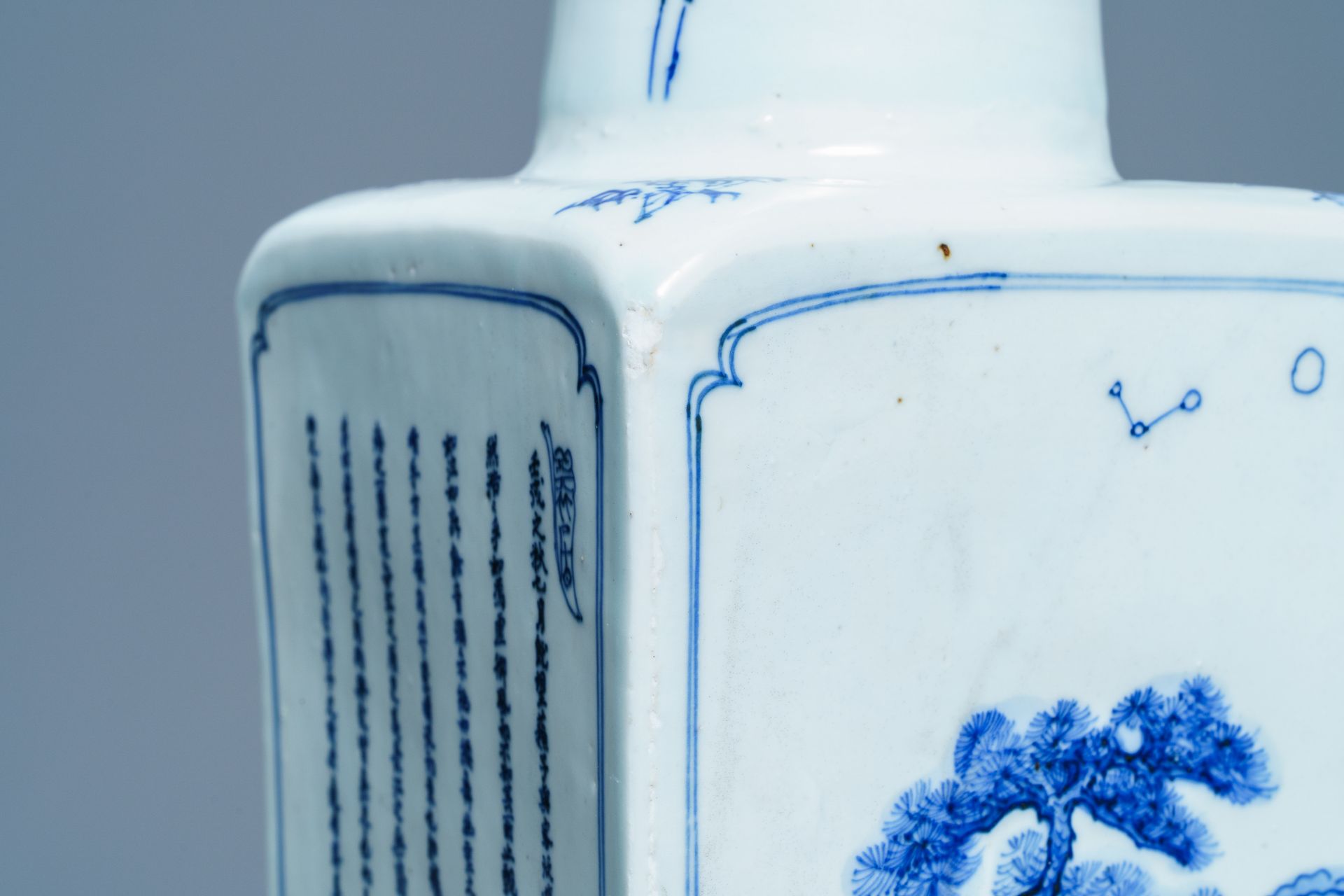 A square Chinese blue and white vase, Kangxi mark and of the period - Bild 6 aus 10